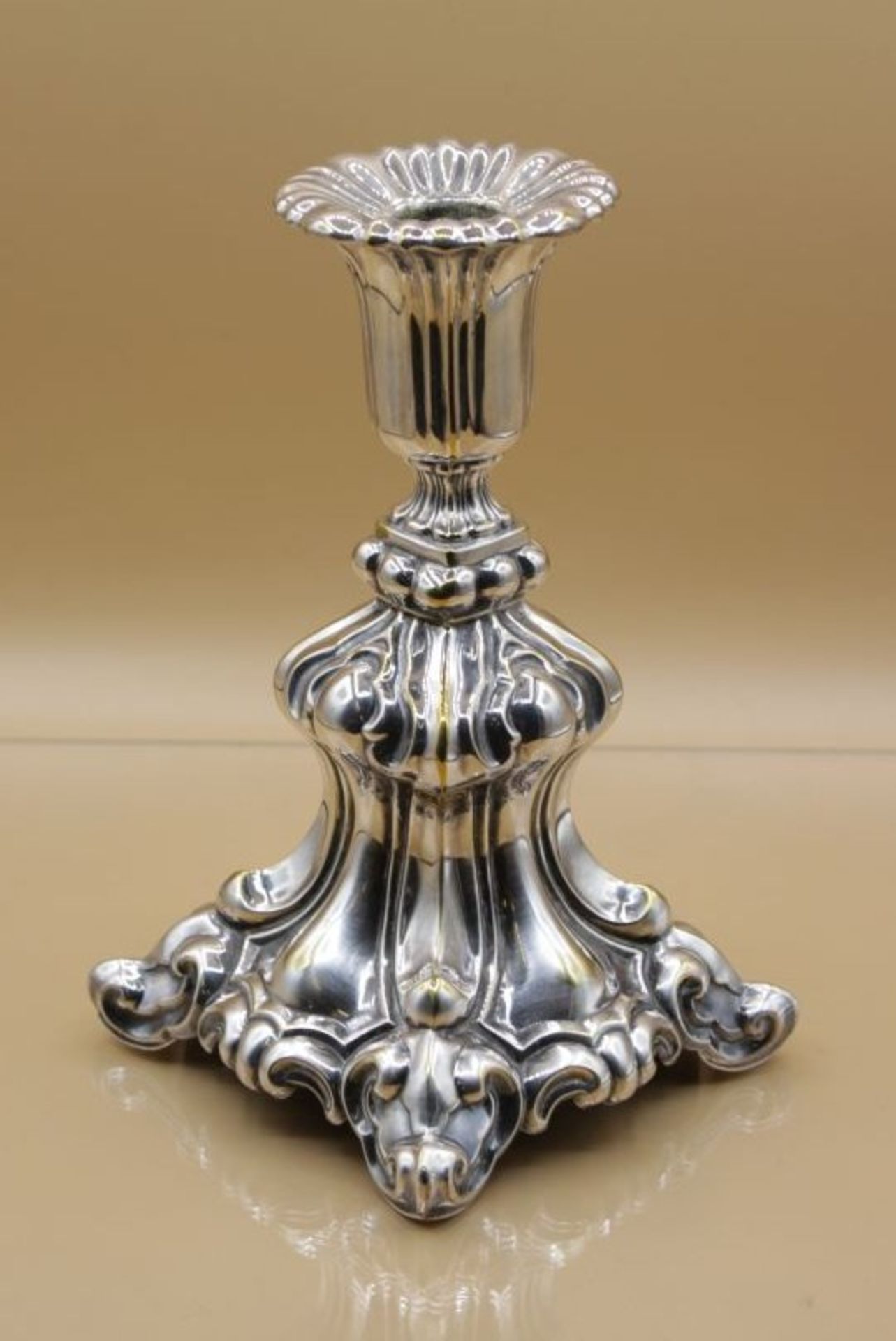 Leuchter in Barockform, Silber (gepr.), undeutl. Punzierung, gefüllter Stand, 410gr., H-18cm.