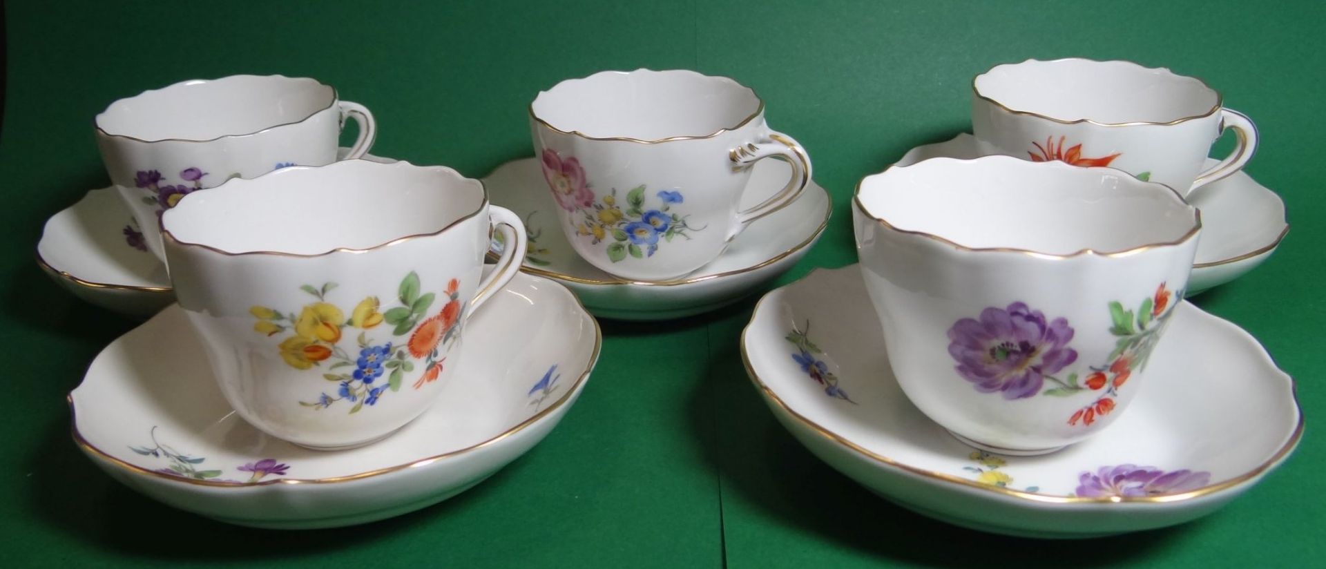 5x Mokkatassen mit U.T. "Meissen" Blumenmalerei, Schwerter durchschliffen, 2x 1.Wahl""""