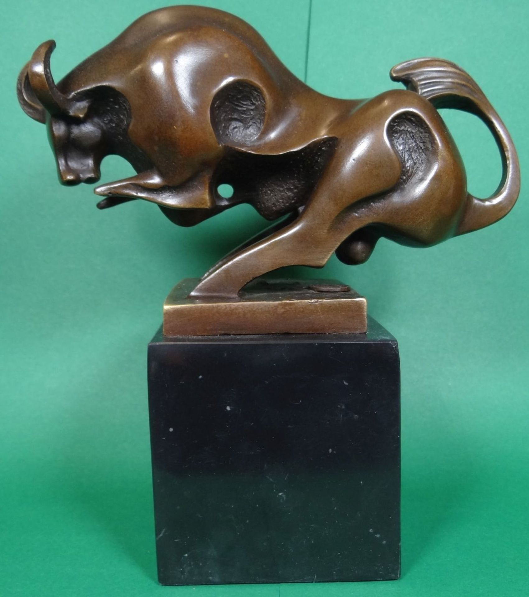 Bronze-Stier auf Marmorsockel, signiert Milo, H-19 cm, B-18 cm""""