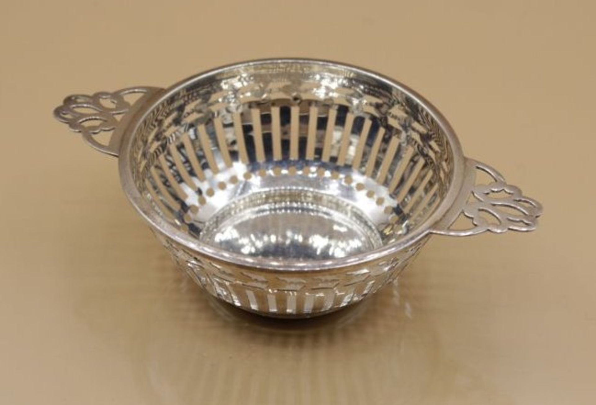 kl. Korbschale, Sterling, England, Barker Brothers Silver Ltd, 30,8gr., H-3,5cm D-8cm ohne