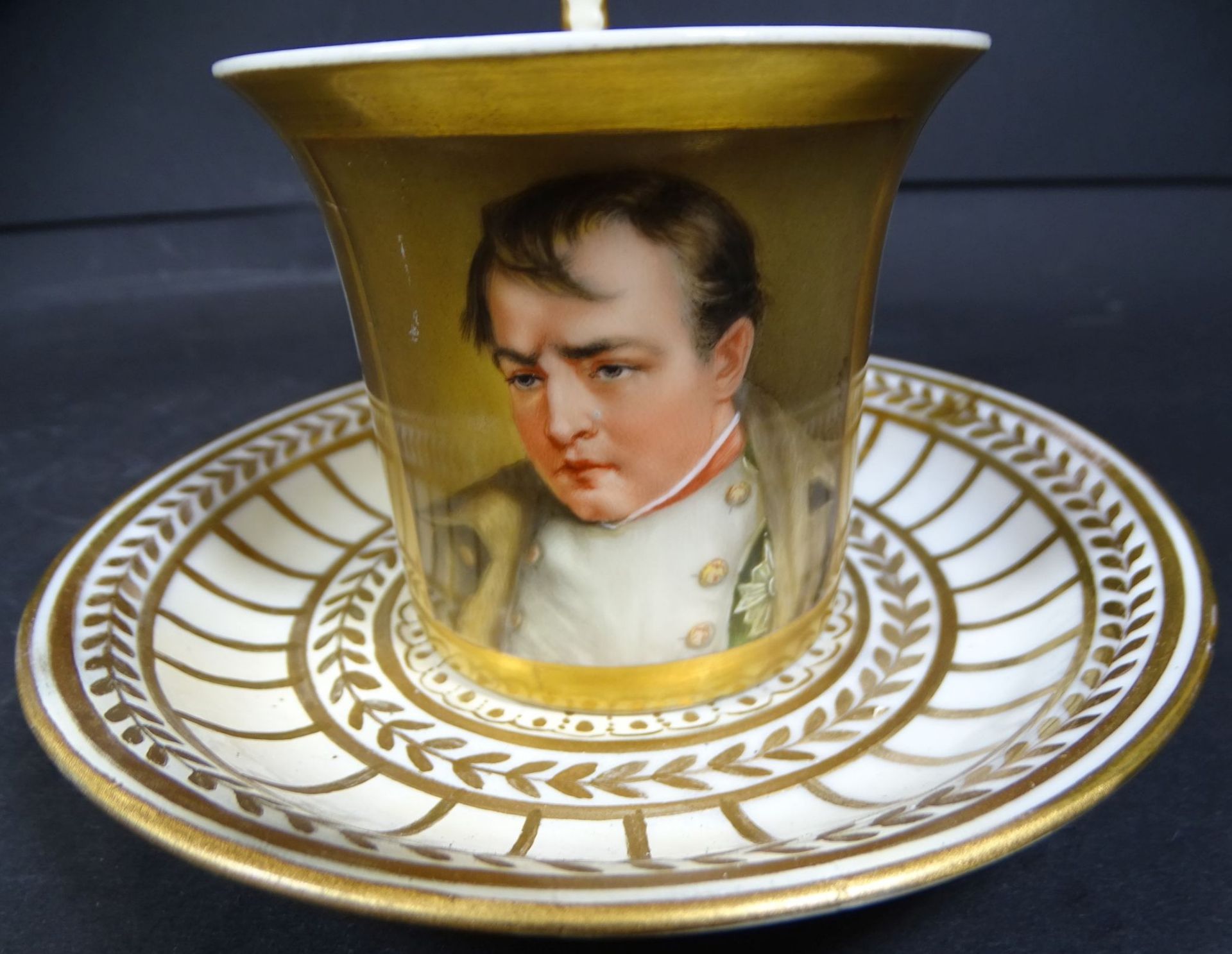 Tasse mit Untertasse "Napoleon" Frankreich um 1810, sign. Brelte, H-10 cm, U.T. D-8 cm, Goldstaffage