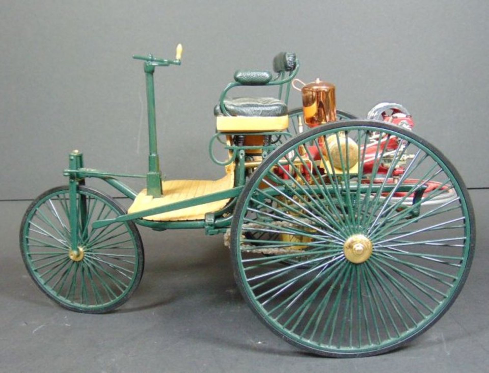 Detailgetreues Modell des ersten Kraftwagens von Benz, 1885, Metall/Holz, H-14 cm, L-24 cm, B-14 cm