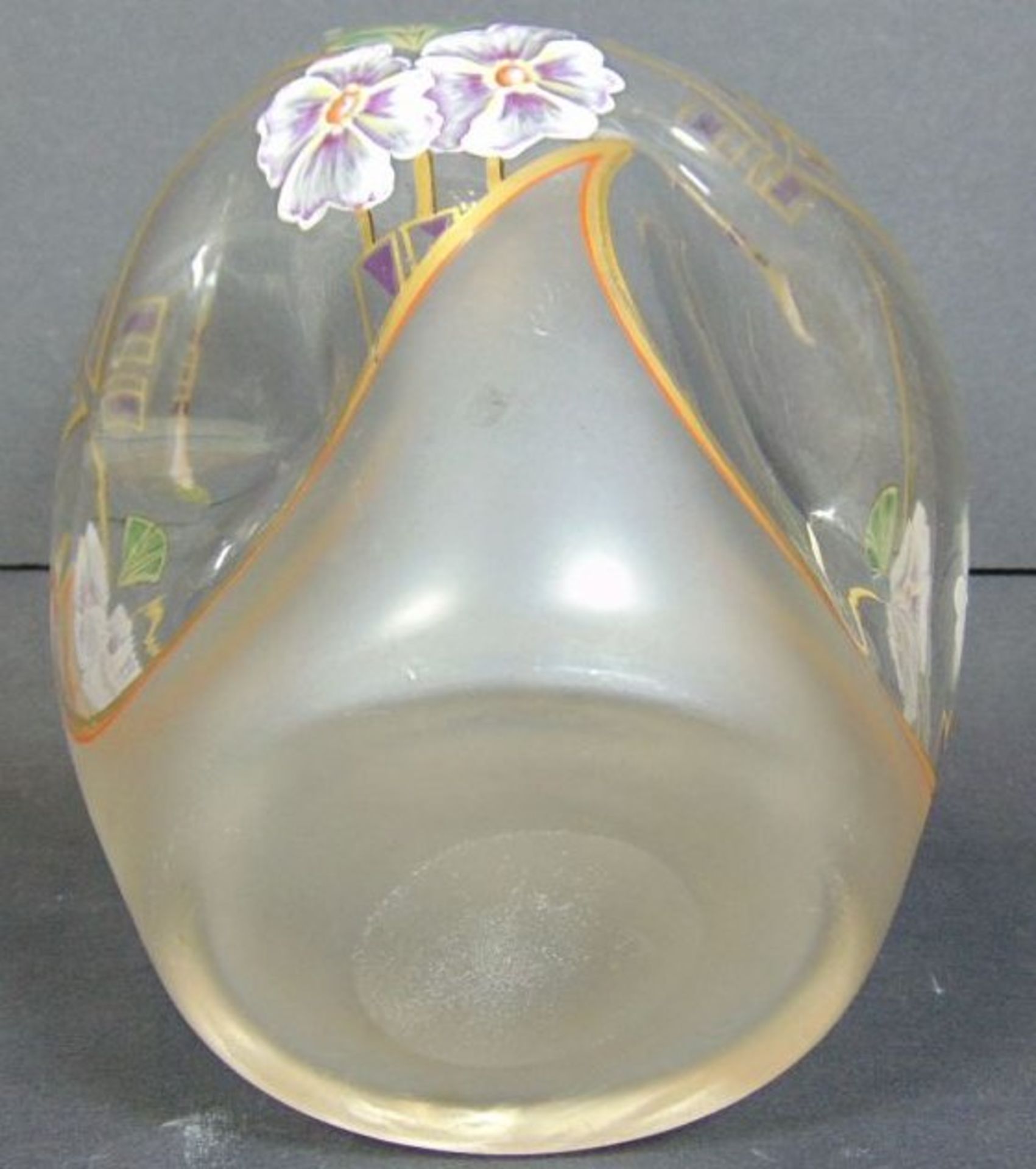 Jugendstil-Vase mit Emaille Blumenmalerei, dreifach gedrückt, H-11 cm, D-12 c - Bild 5 aus 5