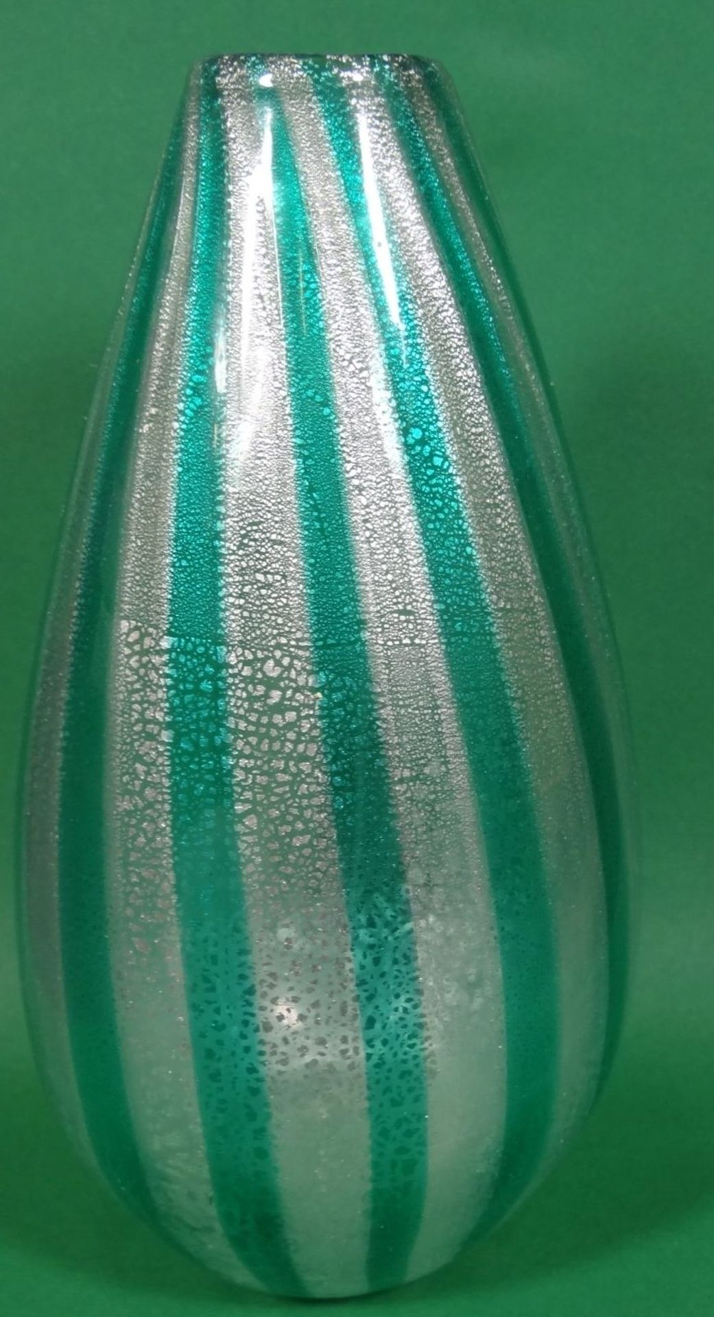 Kunstglasvase, grün gestreift, H-19 c