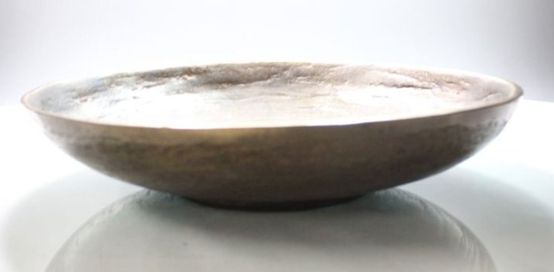 gr. Bronze-Schale, Künstlerarbeit, ungemarkt, ca. 4kg, D-31cm H-6,5cm. - Bild 2 aus 3