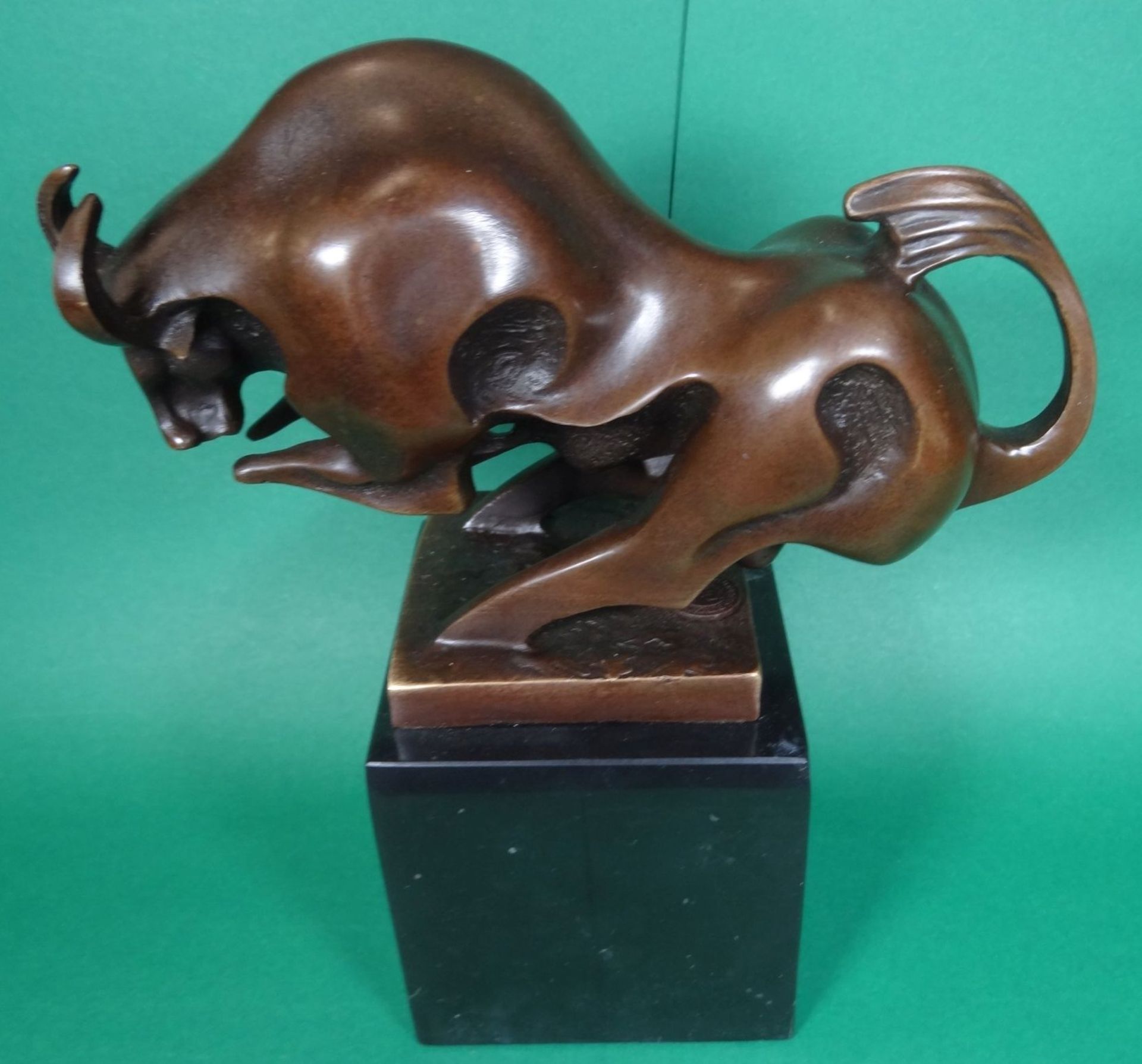 Bronze-Stier auf Marmorsockel, signiert Milo, H-19 cm, B-18 cm"""" - Bild 2 aus 7