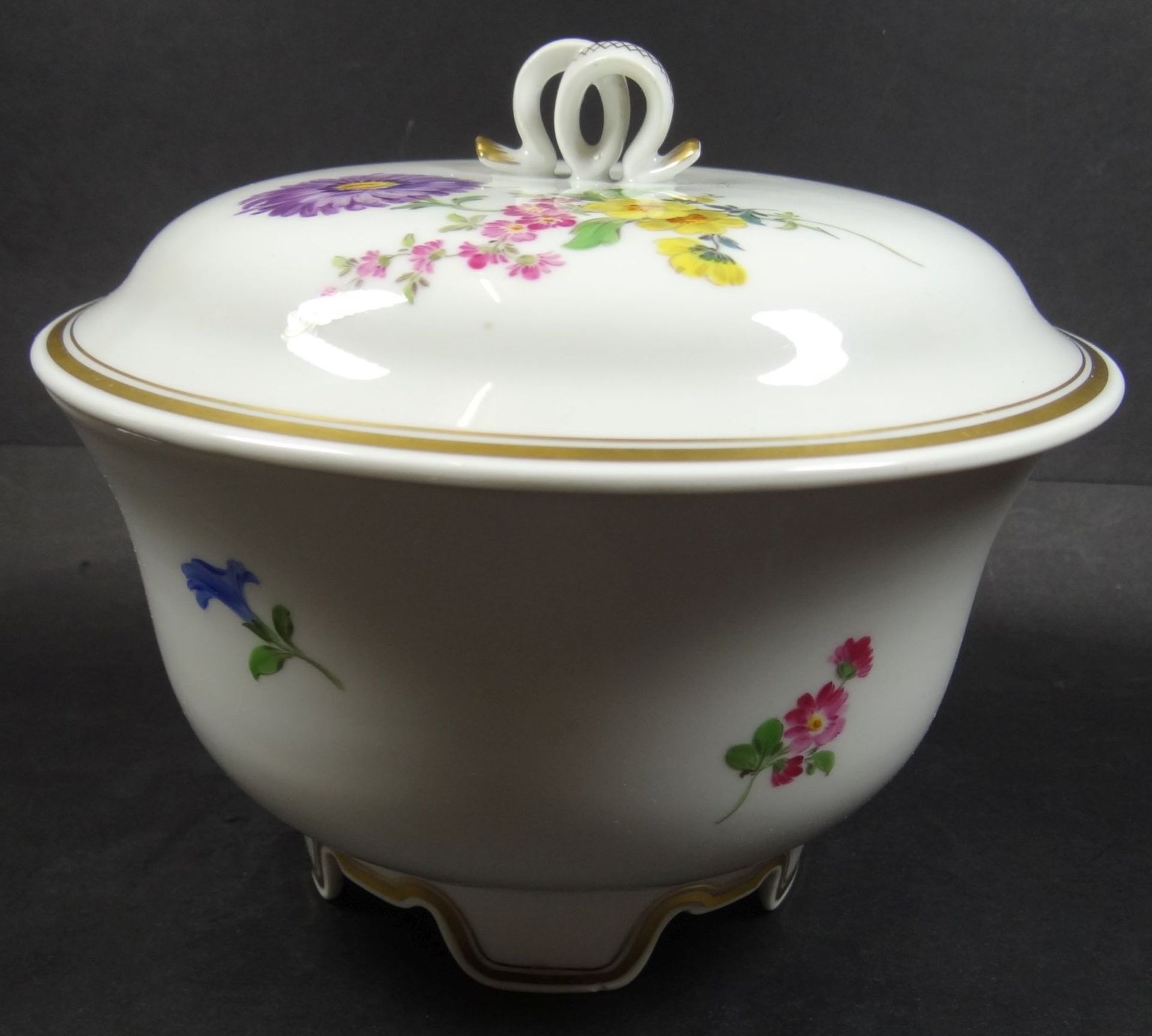 grosse Bonbonniere "Meissen" Blumenmalerei, oben Rand kl. Chip, am Stand 2x bestossen, H-14 cm, D-17 - Bild 3 aus 8