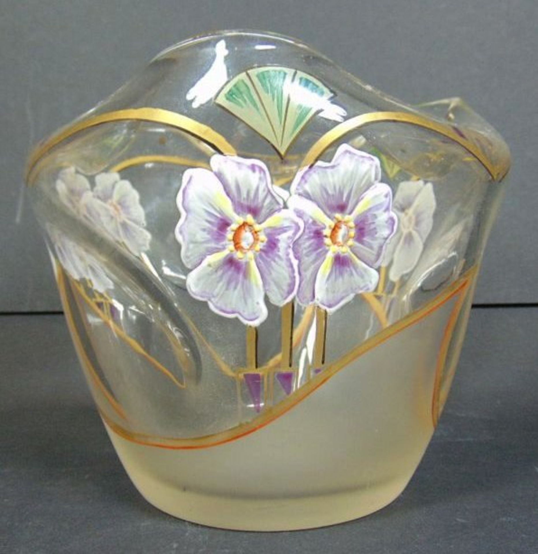 Jugendstil-Vase mit Emaille Blumenmalerei, dreifach gedrückt, H-11 cm, D-12 c