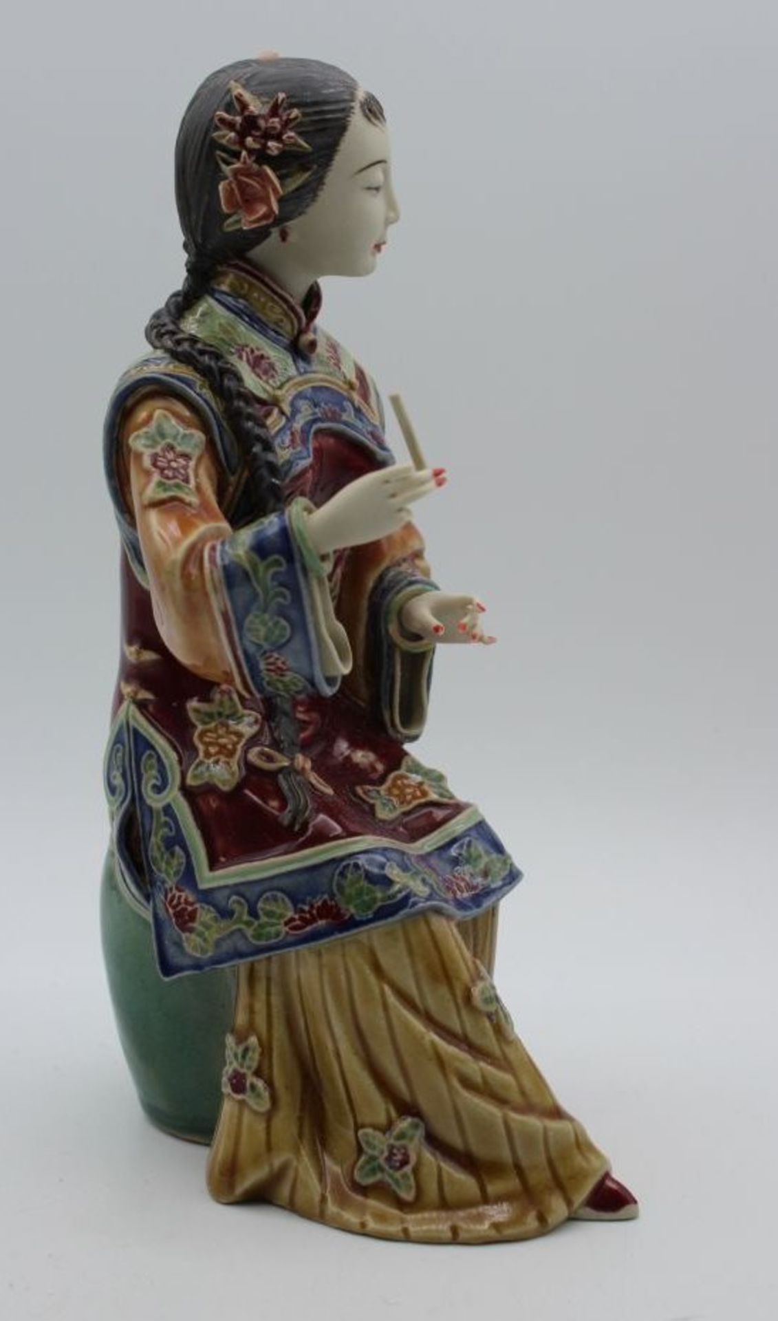 Figur, China, sitzende Dame, gemarkt, orig. Schachtel, 2x Finger sowie 1x Blüte bestossen, H- - Image 2 of 9