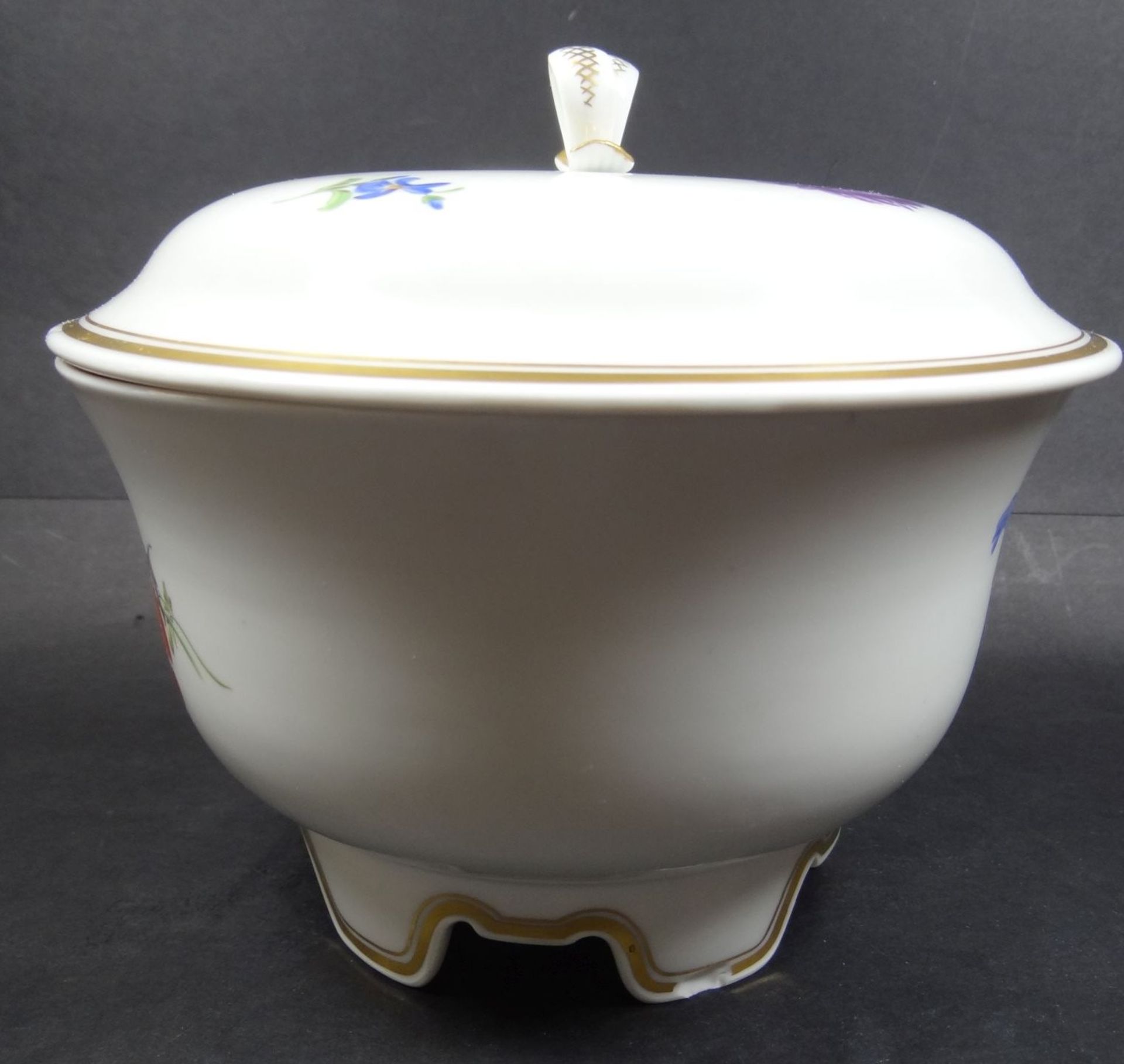 grosse Bonbonniere "Meissen" Blumenmalerei, oben Rand kl. Chip, am Stand 2x bestossen, H-14 cm, D-17 - Bild 2 aus 8