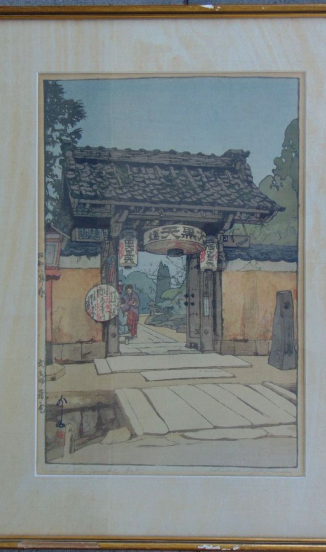 Hiroshi YOSHIDA (1876-1950) , Hofeingang, Farbholzschnitt, ger/Glas, RG 52x38 cm - Bild 2 aus 4