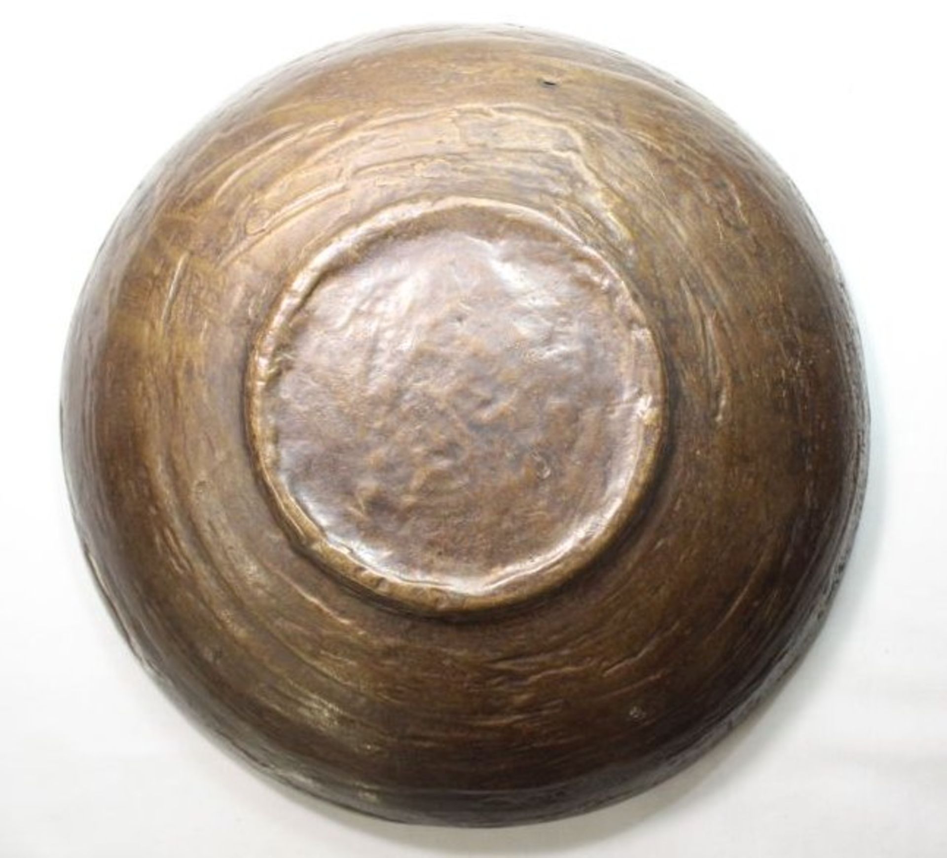 gr. Bronze-Schale, Künstlerarbeit, ungemarkt, ca. 4kg, D-31cm H-6,5cm. - Bild 3 aus 3