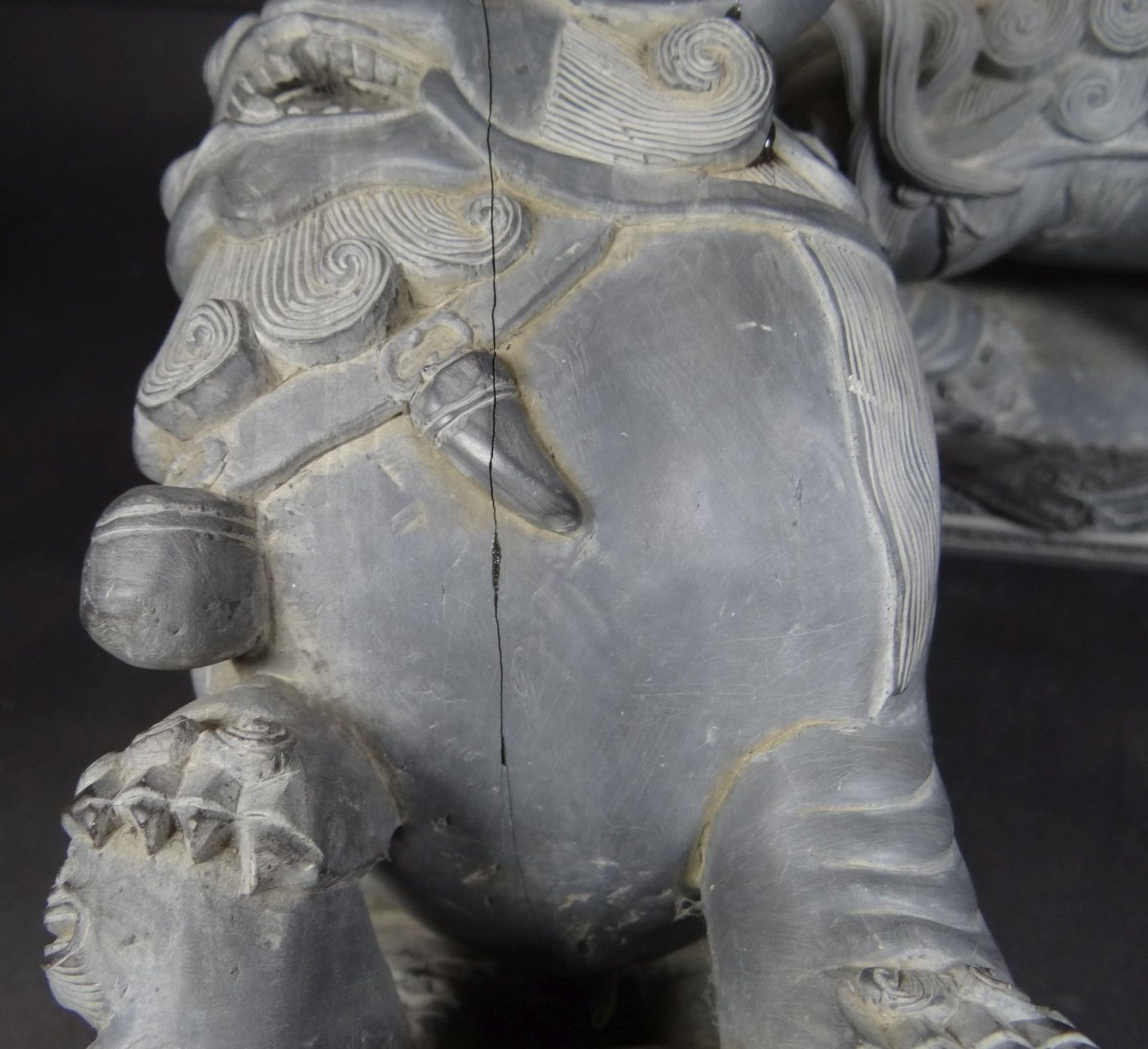 Paar schwere Stein (?) Fu-Hunde mit Kugeln im Maul, China, mehrfach gerissen (Buchstützen?), H-19 - Bild 5 aus 8