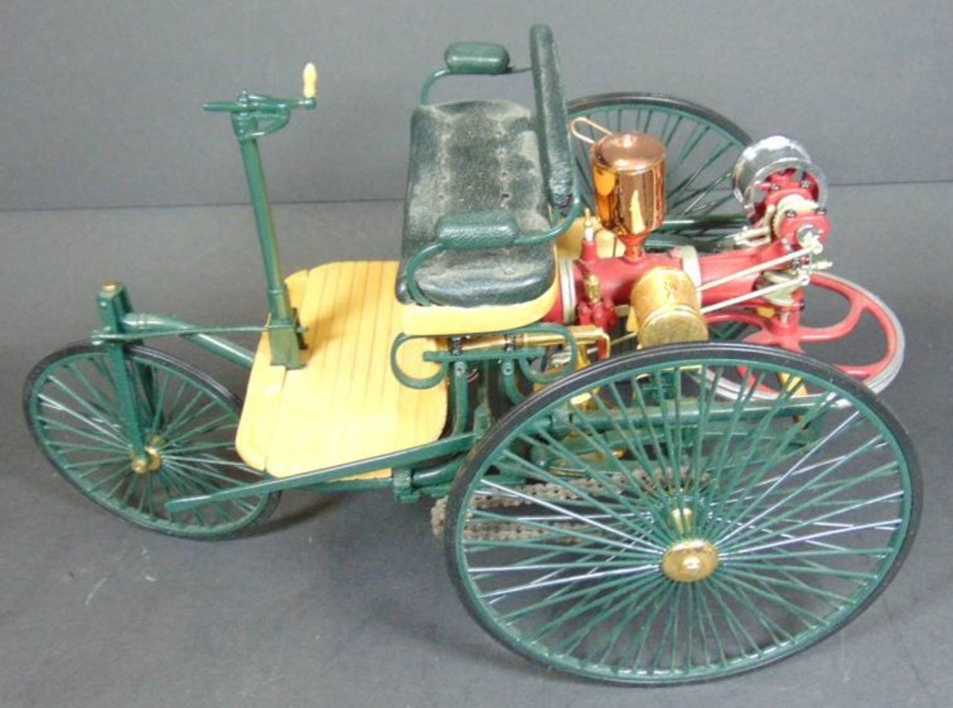 Detailgetreues Modell des ersten Kraftwagens von Benz, 1885, Metall/Holz, H-14 cm, L-24 cm, B-14 cm - Bild 2 aus 6