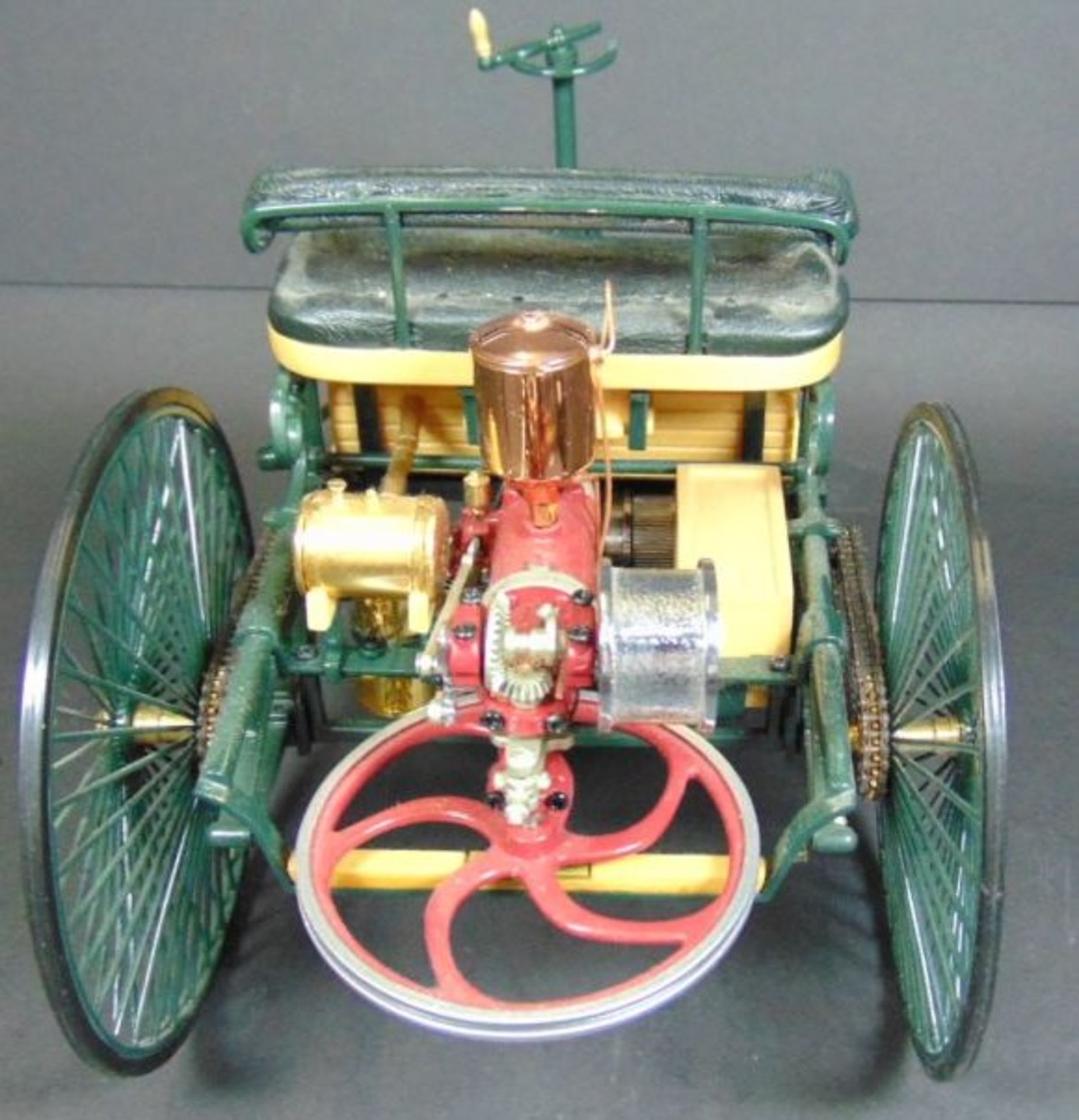 Detailgetreues Modell des ersten Kraftwagens von Benz, 1885, Metall/Holz, H-14 cm, L-24 cm, B-14 cm - Bild 4 aus 6