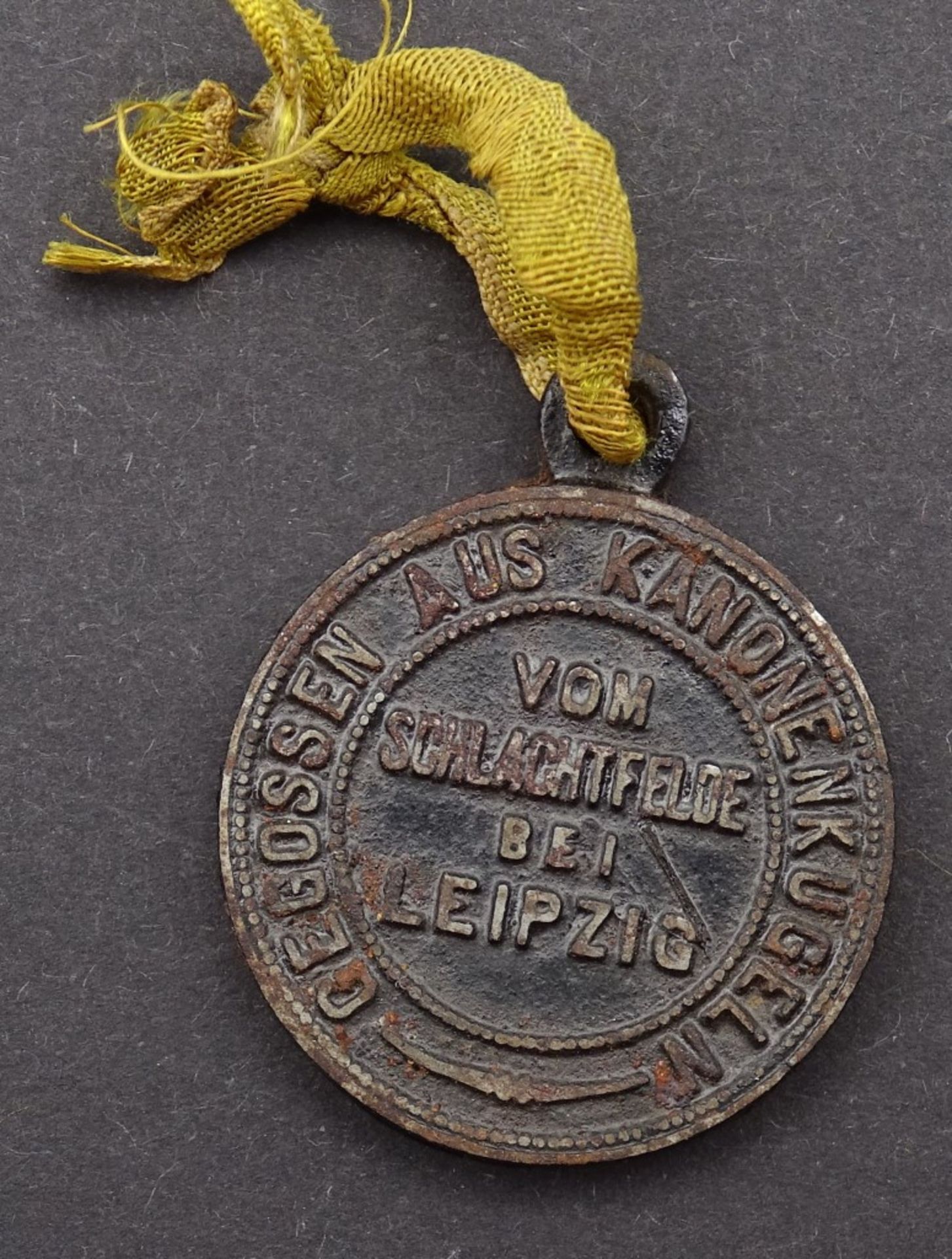 Medaille 1863 50 JAHRE Völkerschlacht Leipzig ,gegossen aus Kanonenkugel"""" - Bild 2 aus 2