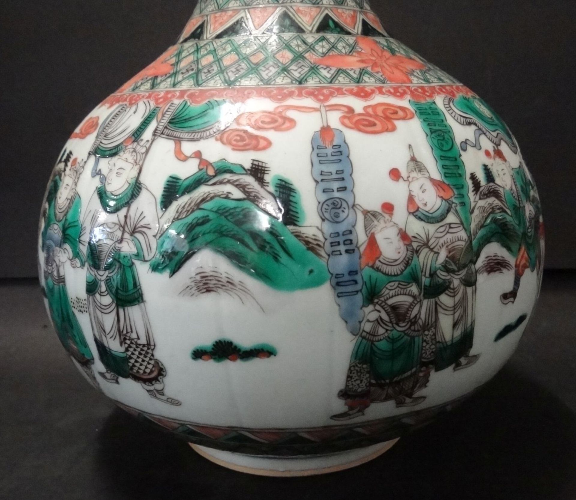 gr. Kürbisvase, China, umlaufend figürliches Dekor, guter Zustand, H-31 cm, D-20"""" - Image 3 of 7