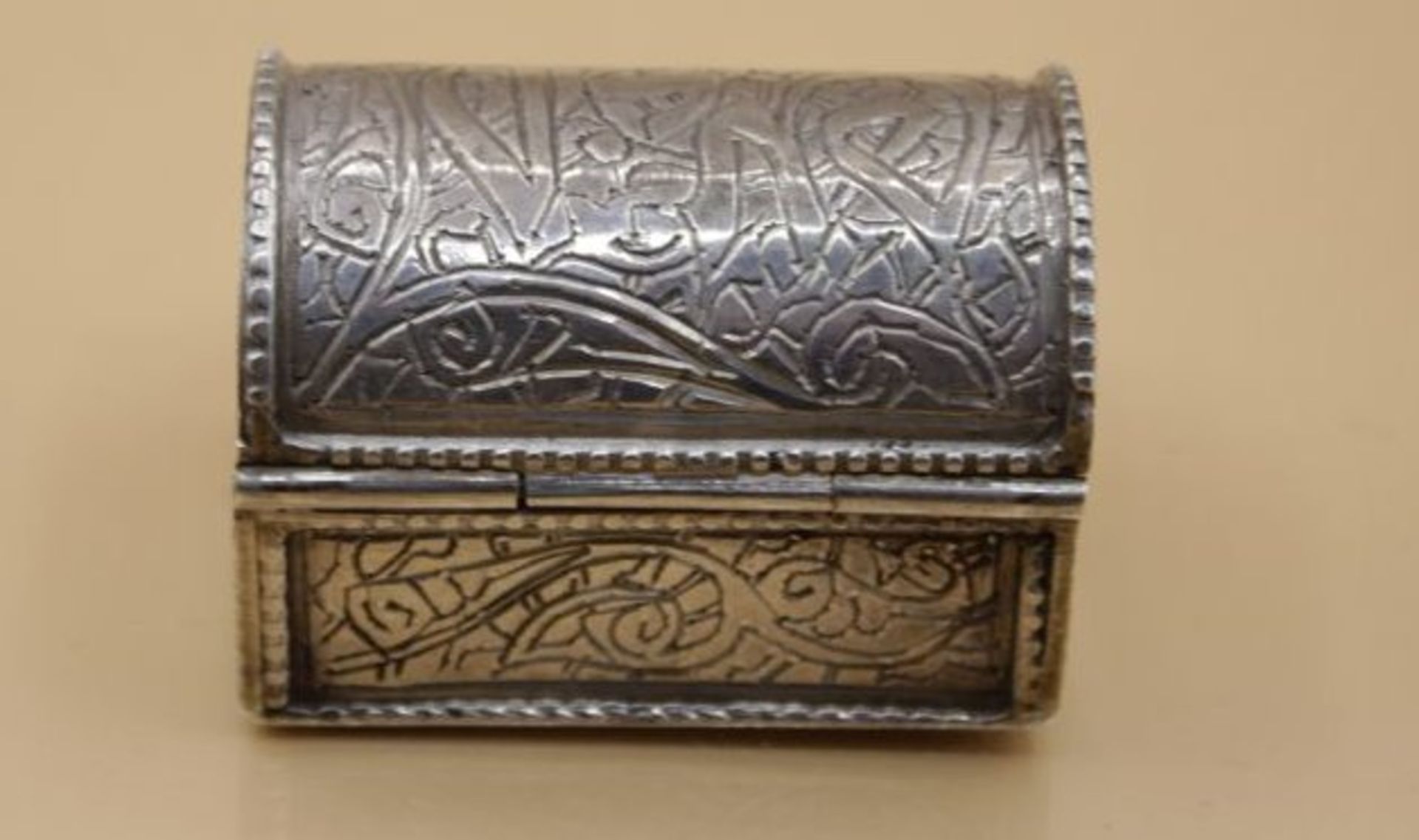 oriental. Pillendose, arab. gepunzt, 27,7gr., H-3cm, B-4,5cm T-3,5cm."""" - Image 3 of 4