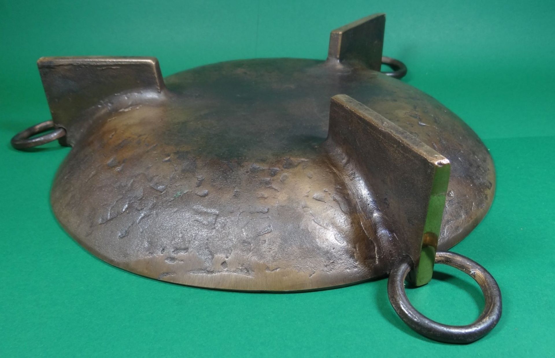 schwere massive Bronze-Schale auf drei Beinen, mit Ringe, H-6,5 cm, D-28 cm"""" - Bild 5 aus 5