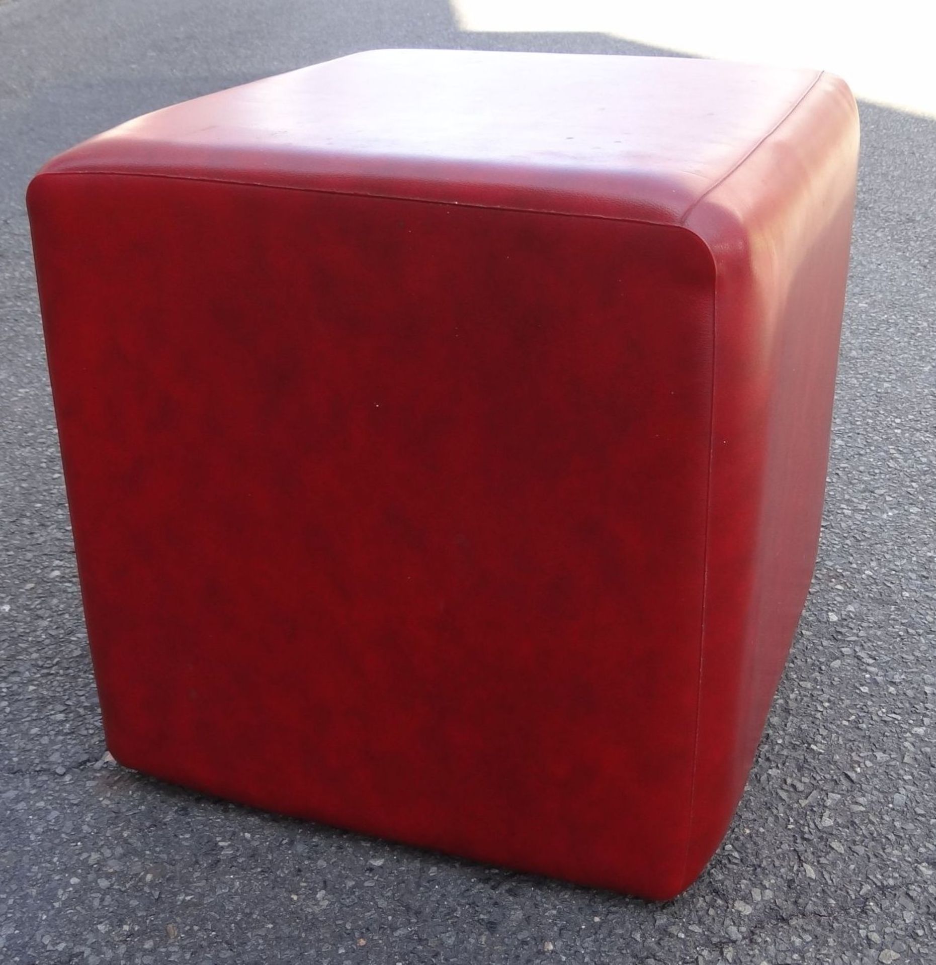 60-er J. Sitzwürfel, rotes Leder, 38x38x38 c