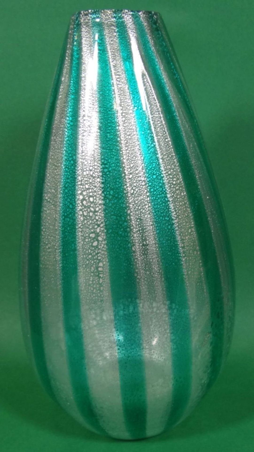 Kunstglasvase, grün gestreift, H-19 c - Bild 3 aus 6
