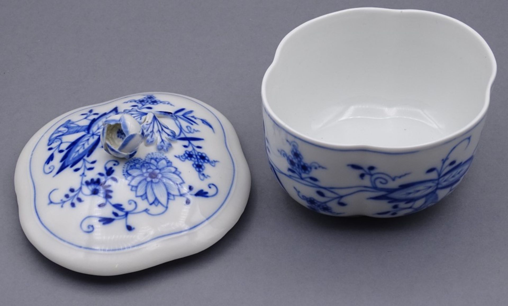 Deckeldose,Zwiebelmuster "Meissen";Schwertermarke,1.Wahl,H-10cm,L-12,5cm"""" - Image 3 of 4