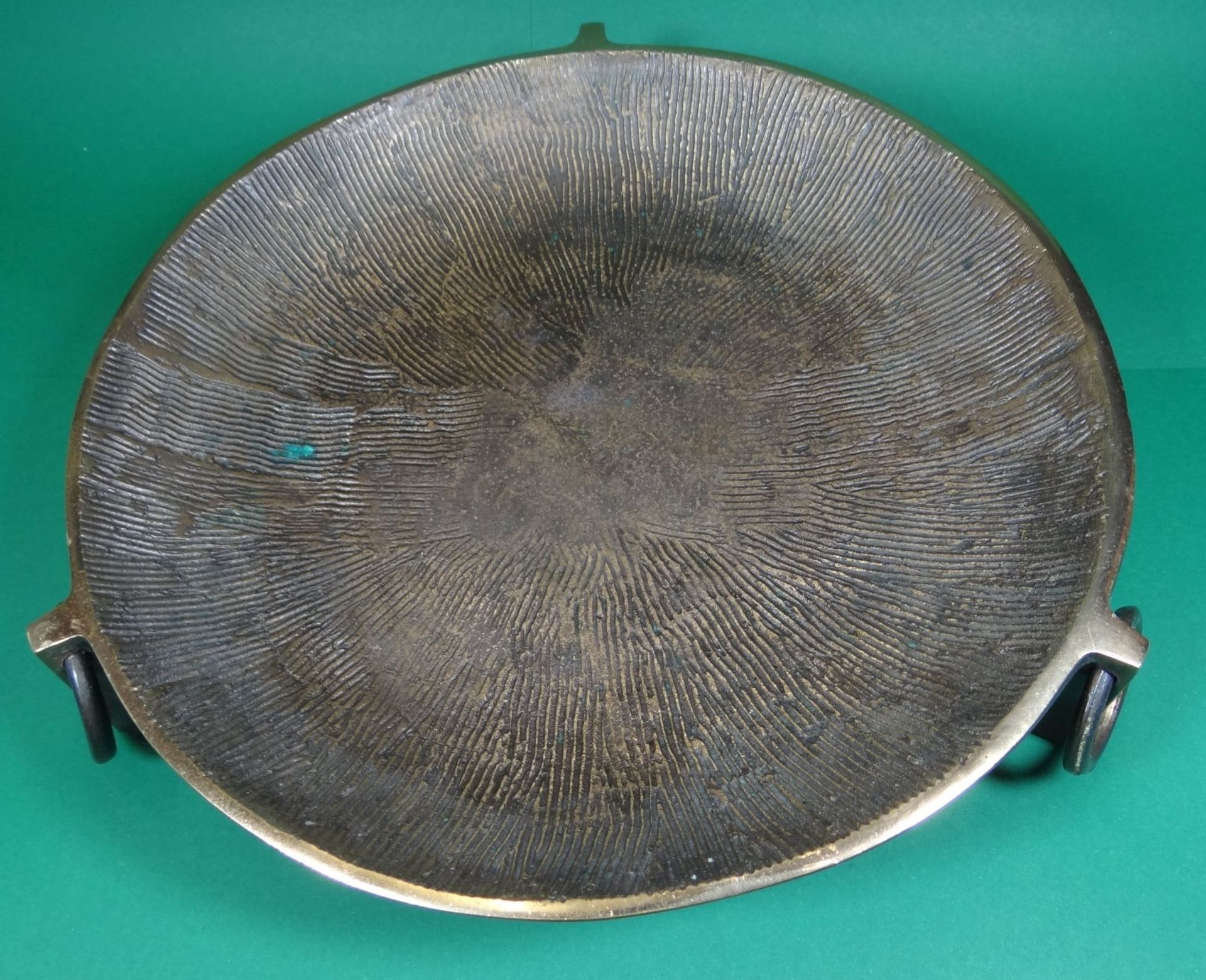 schwere massive Bronze-Schale auf drei Beinen, mit Ringe, H-6,5 cm, D-28 cm"""" - Bild 2 aus 5
