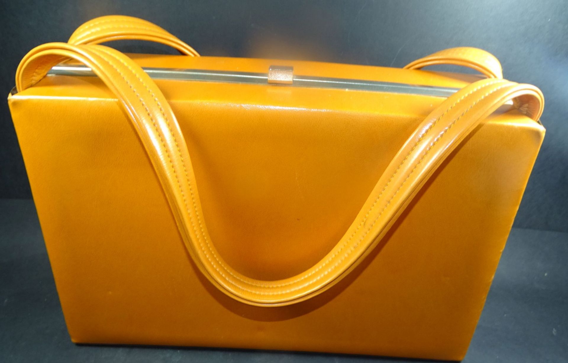 orange Damenhandtasche, wohl 60-er Jahre?, innen mit Spiegel, gut erhalten, wohl Kunstleder, (