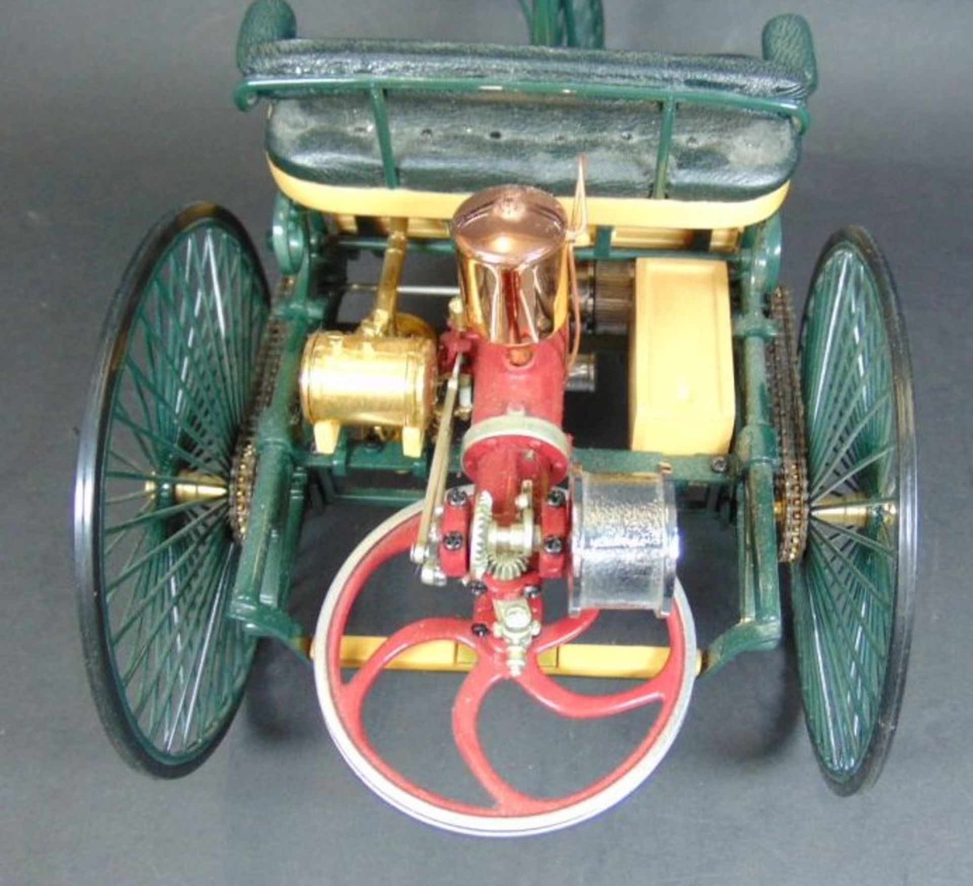 Detailgetreues Modell des ersten Kraftwagens von Benz, 1885, Metall/Holz, H-14 cm, L-24 cm, B-14 cm - Bild 5 aus 6