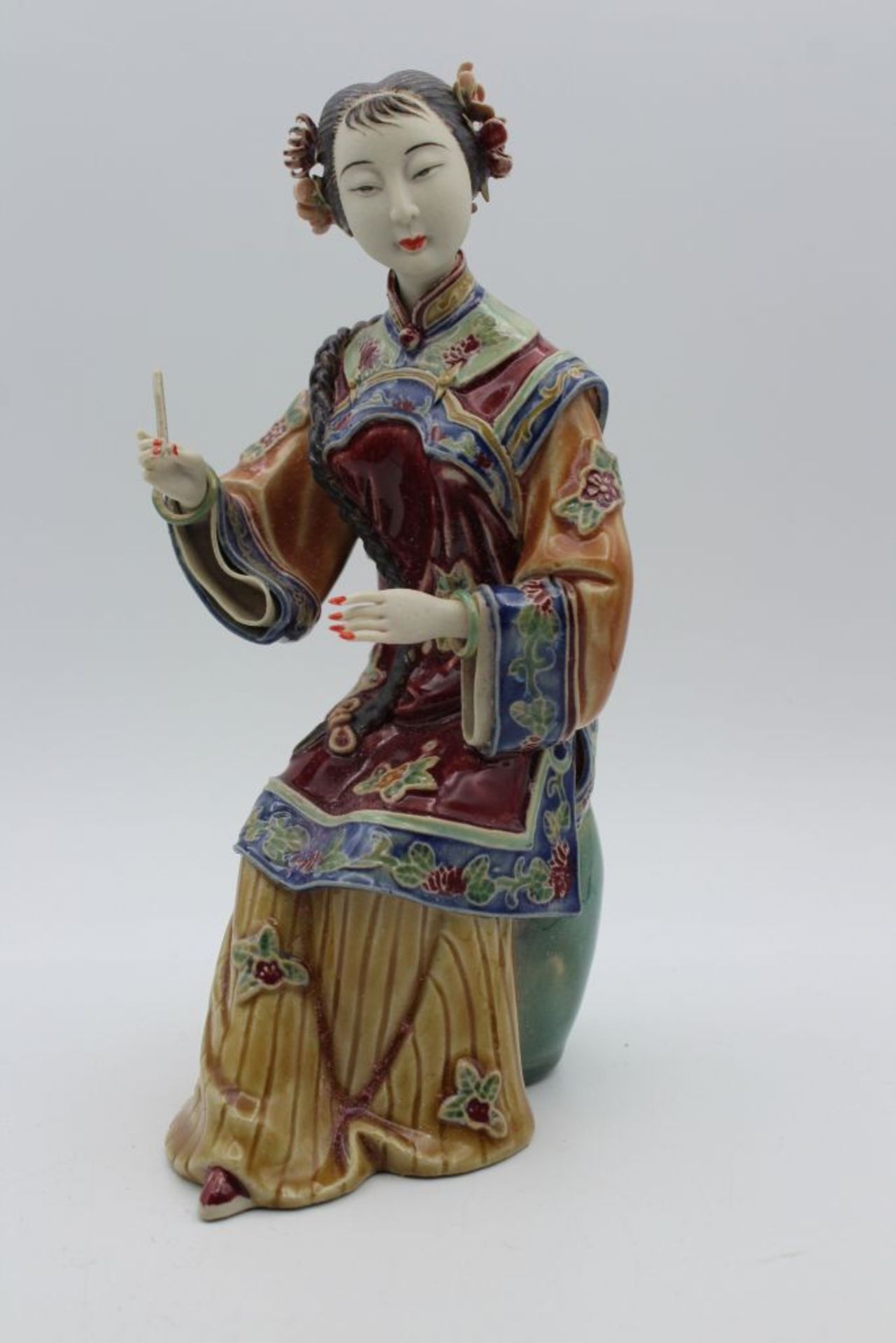 Figur, China, sitzende Dame, gemarkt, orig. Schachtel, 2x Finger sowie 1x Blüte bestossen, H-