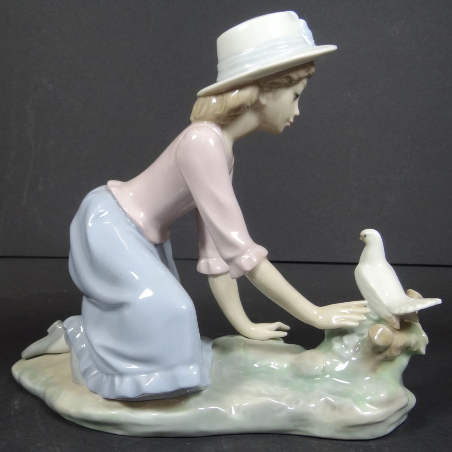 Porzellanfigur "Junges Mädchen mit Taube" NAO -Lladro Spain, H-15 cm, L-19 c