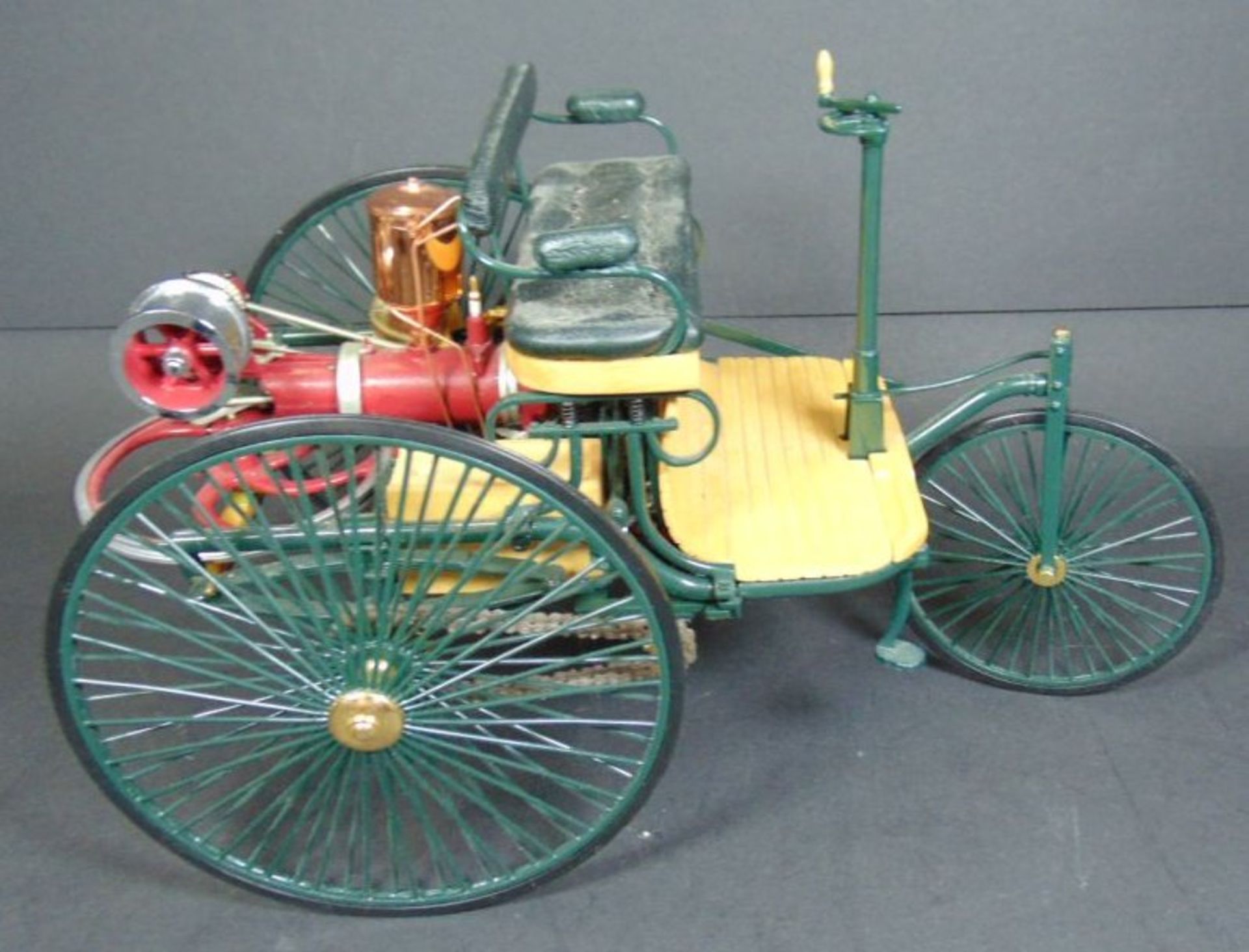 Detailgetreues Modell des ersten Kraftwagens von Benz, 1885, Metall/Holz, H-14 cm, L-24 cm, B-14 cm - Bild 3 aus 6