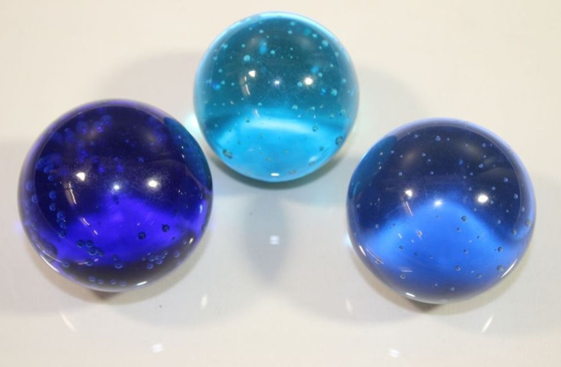 3x Paperweights in blau, ca. H-5,5cm.