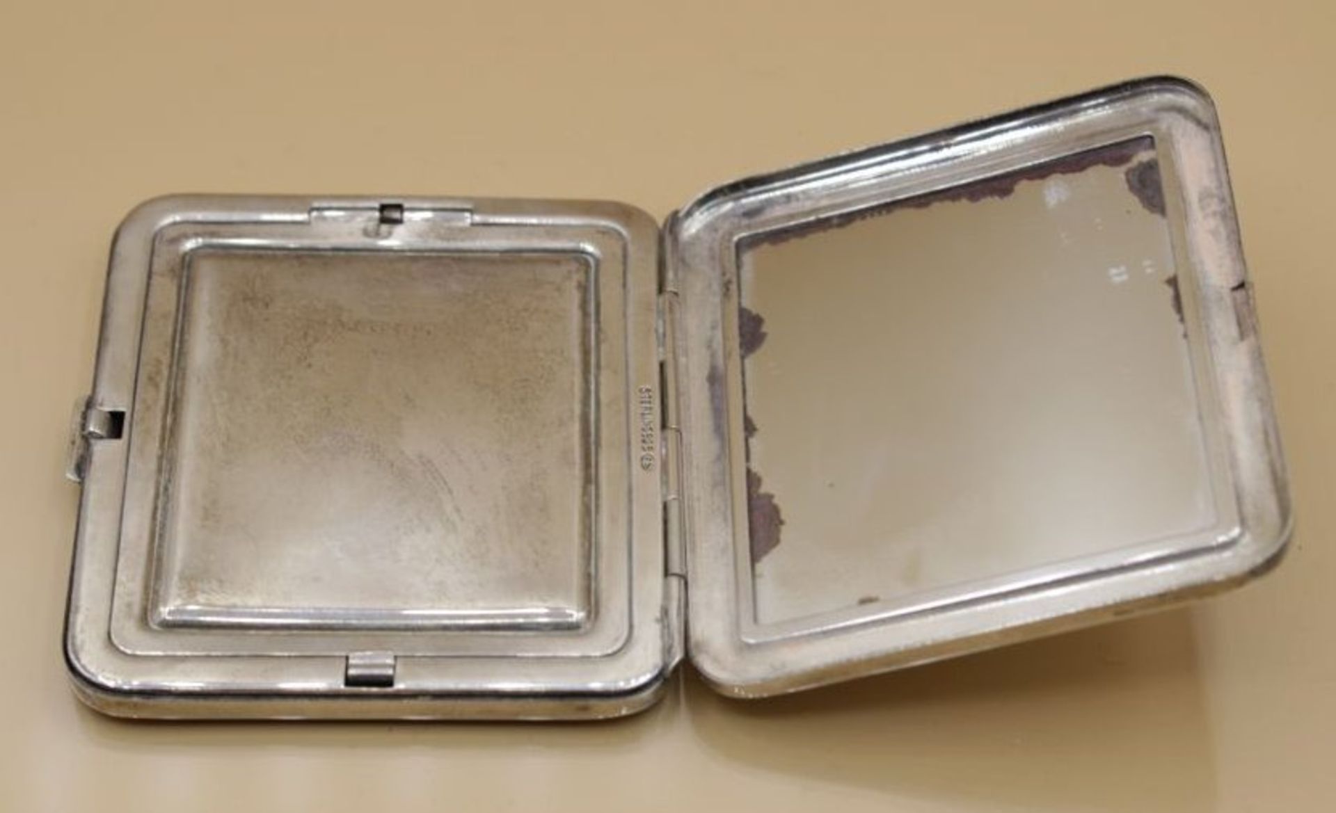Puderdose, Sterling, Spiegel etwas Blind, ca. 131gr., ca. 8 x 7cm. - Bild 2 aus 3