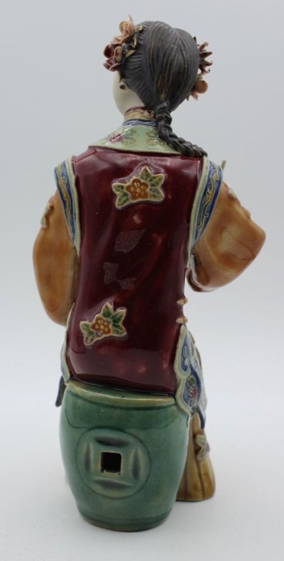 Figur, China, sitzende Dame, gemarkt, orig. Schachtel, 2x Finger sowie 1x Blüte bestossen, H- - Bild 3 aus 9