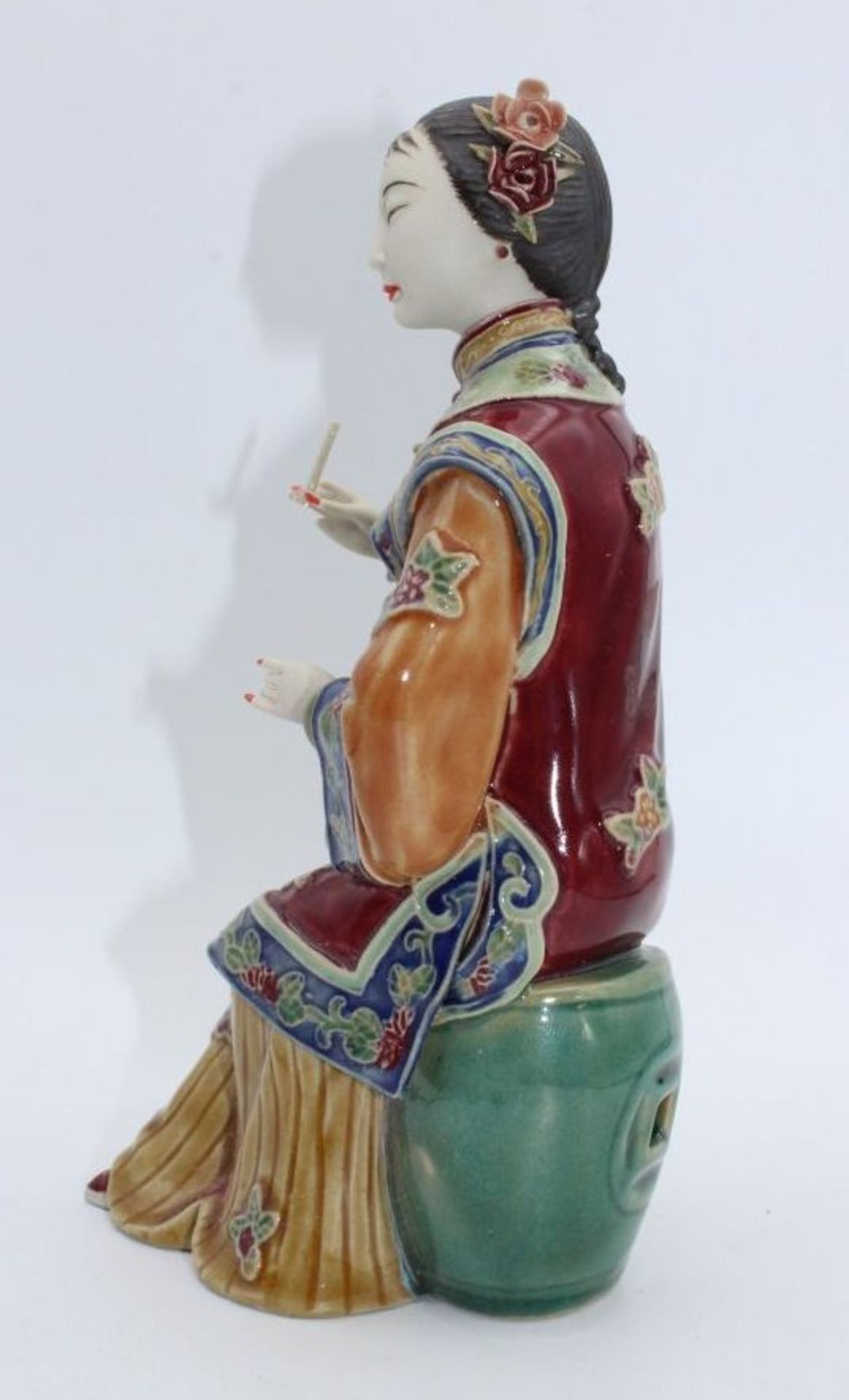 Figur, China, sitzende Dame, gemarkt, orig. Schachtel, 2x Finger sowie 1x Blüte bestossen, H- - Bild 4 aus 9