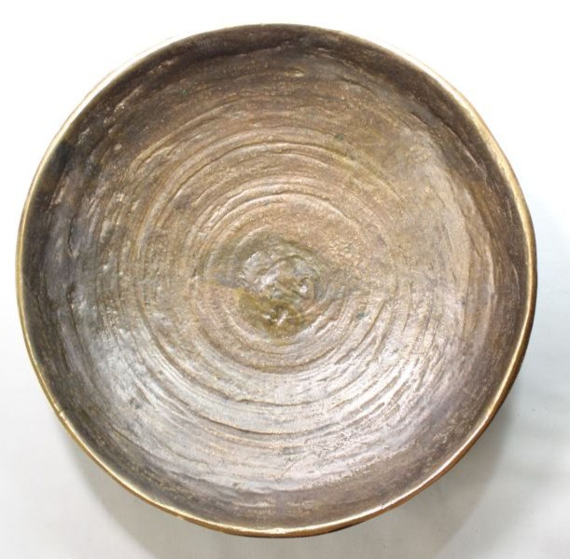 gr. Bronze-Schale, Künstlerarbeit, ungemarkt, ca. 4kg, D-31cm H-6,5cm.