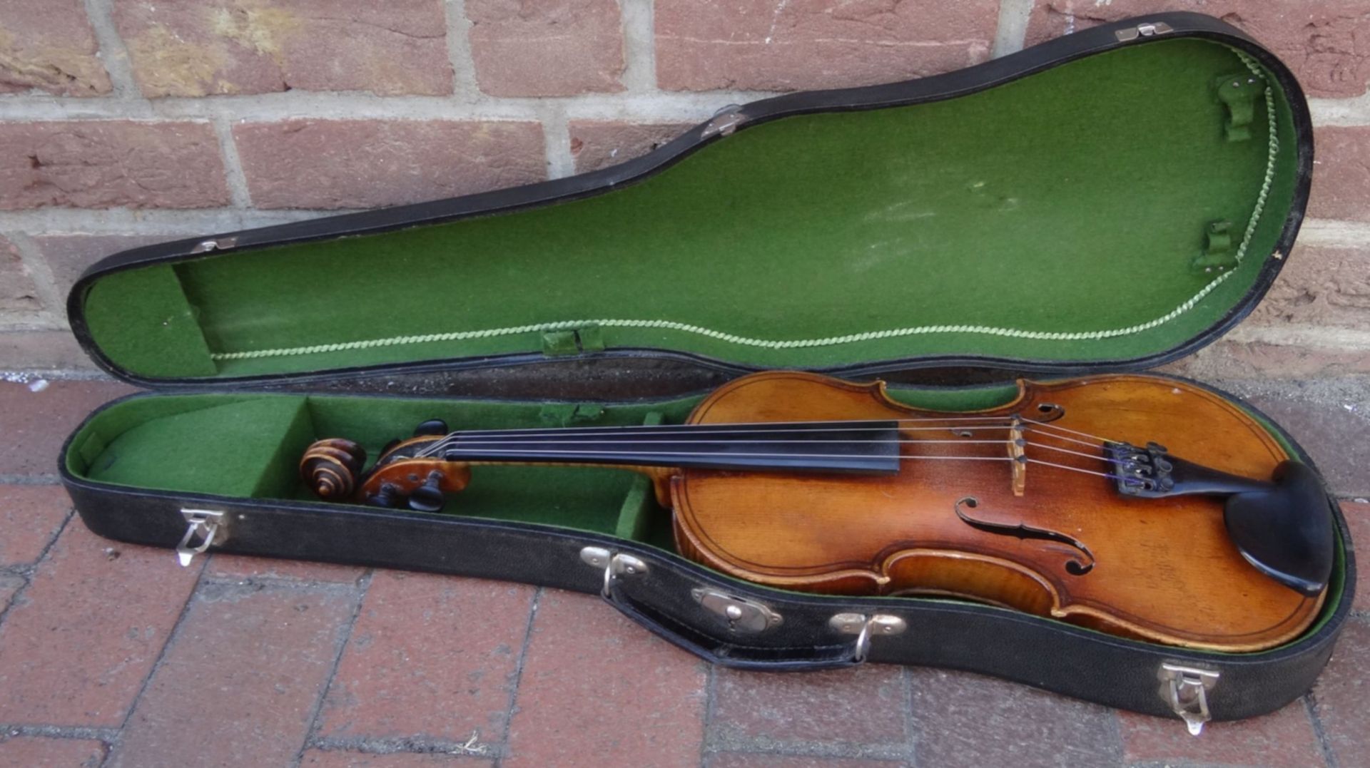 alte Geige im Koffer, innen Etikett "Ciovan Paolo Meggine", 19/20 Jhd?, L-62 cm, gut erhalten