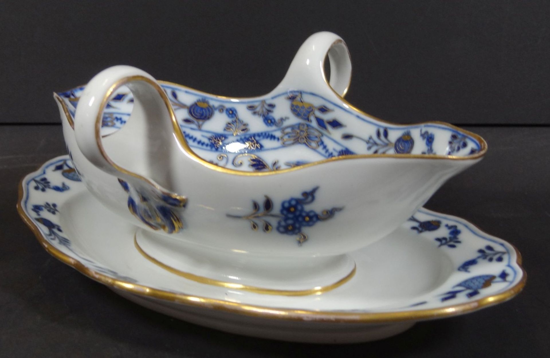 Sauciere "Meissen" Knaufschwerter um 1860, 1.Wahl, Zwiebelmuster mit Gold, Rand minim. Abplatzer, - Bild 3 aus 8