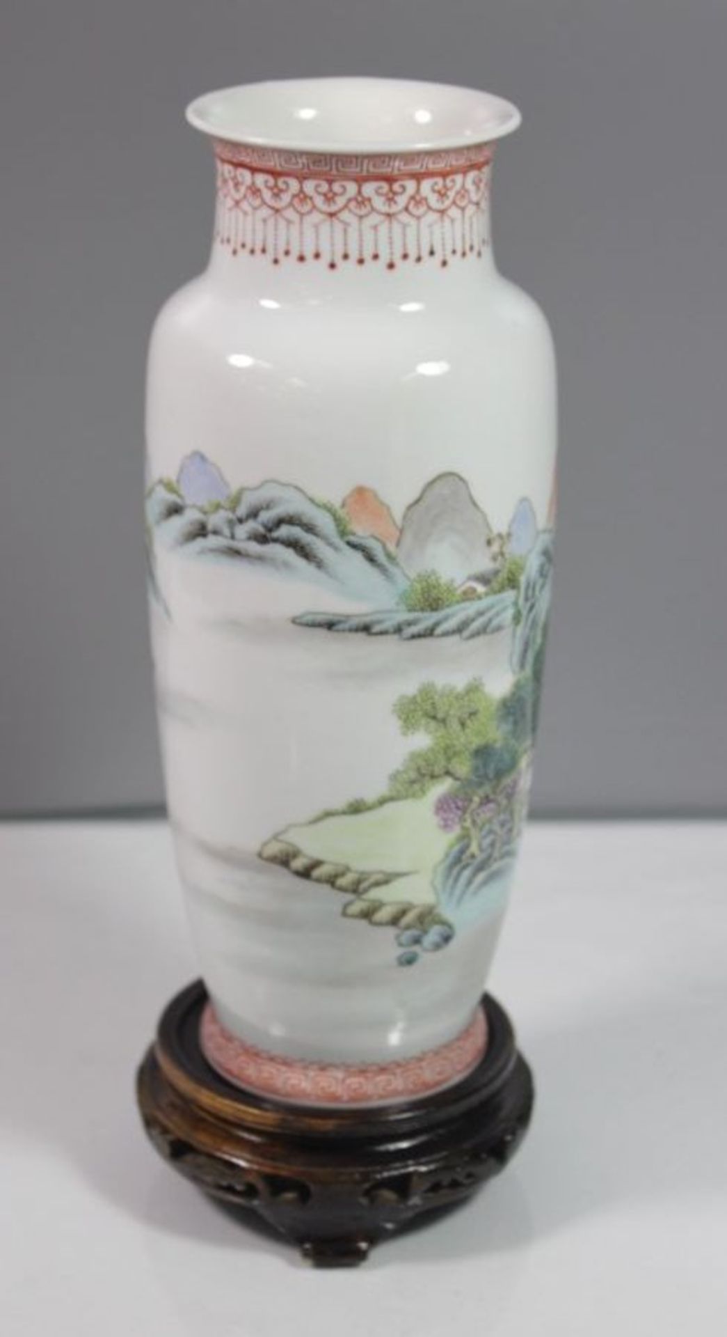 Vase, China, Landschaftsbemalung, auf Holzstand, gemarkt, H-23cm. - Bild 2 aus 4