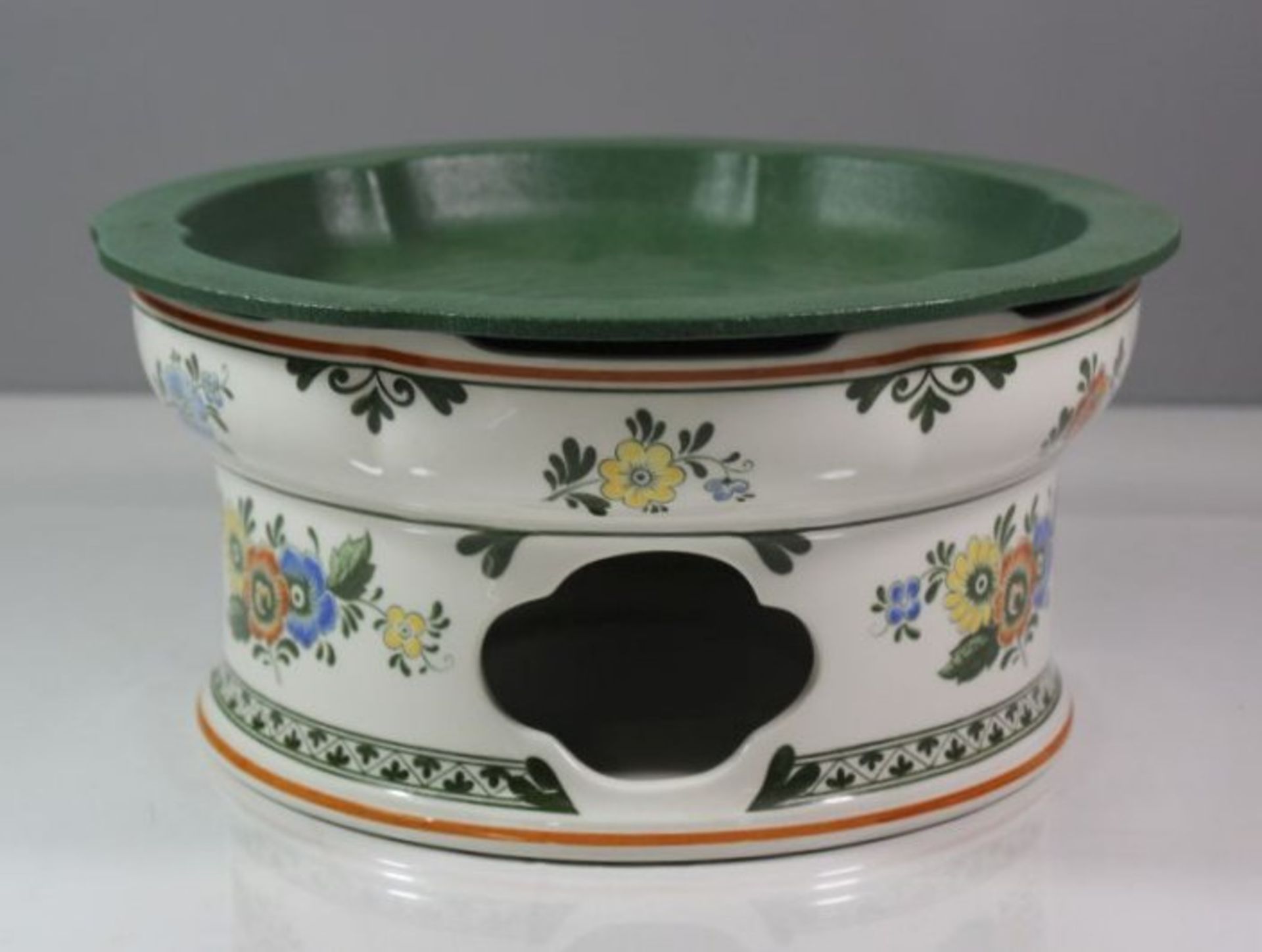 gr. Stöwchen mit gusseiserner Platte, Villeroy u. Boch, Dekor Alt Amsterdam, H-12,5cm D-26cm.