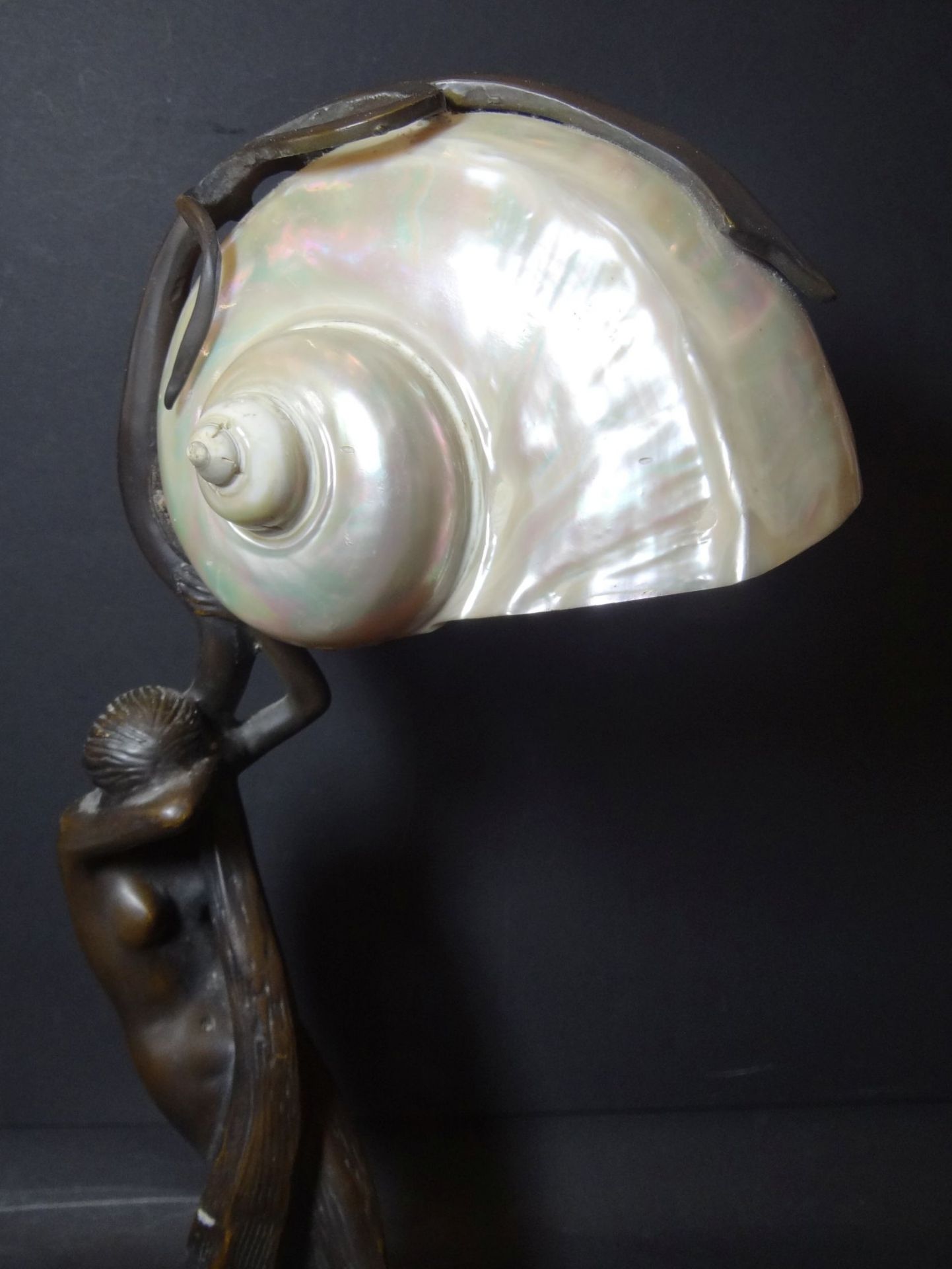 Bronze-Tischlampe, Jugendstil, mit Akt und Muschel-Schirm, H-42 cm,