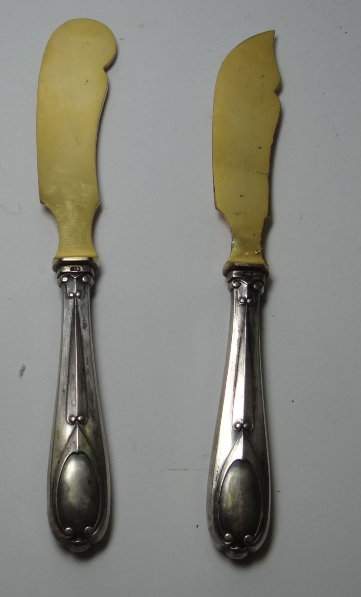 Jugendstil-Butter-und Käsemesser mit Silbergriffen-800-, vergoldete Klingen, L-18 cm, guter Zustan