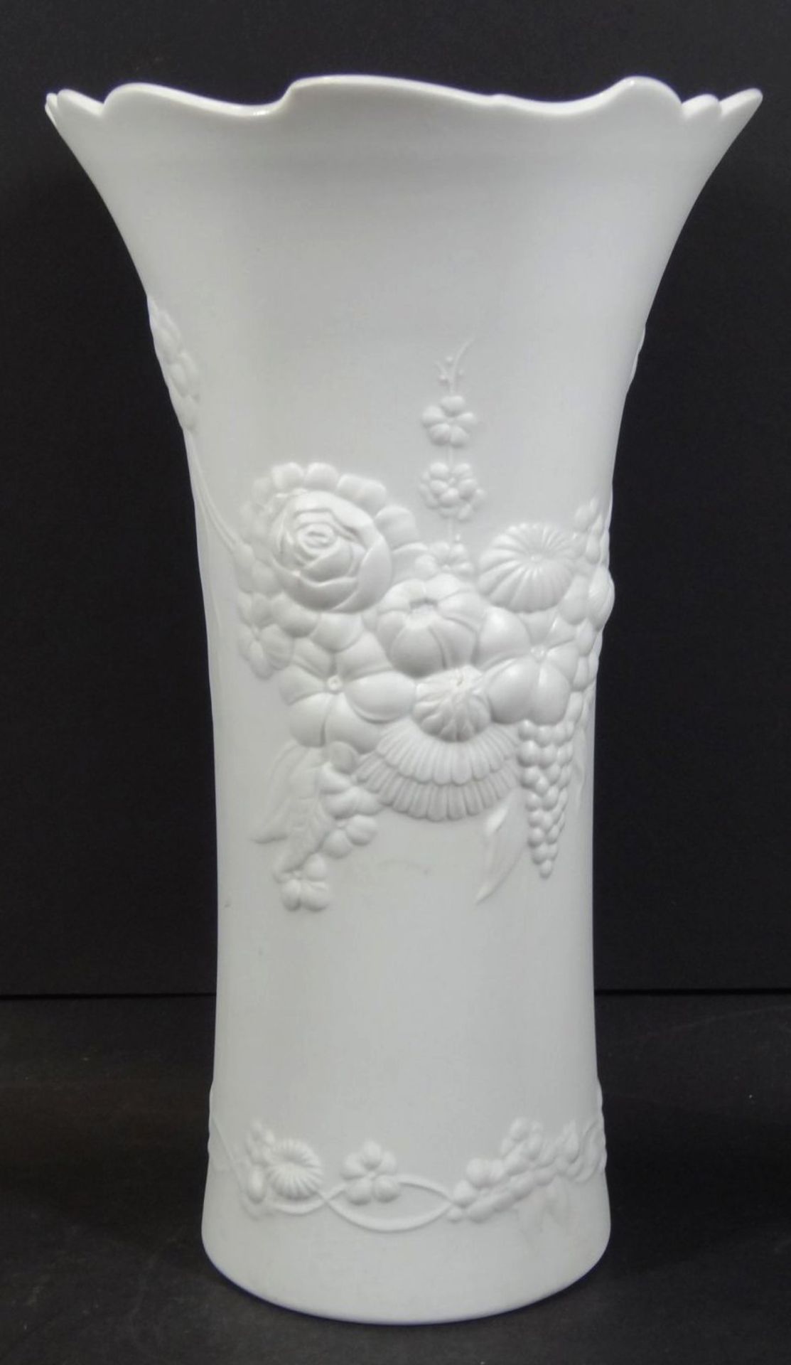 grosse "Kaiser" Vase, Blumenrelief, sign. M. Frey, H-29 cm, D-16 cm