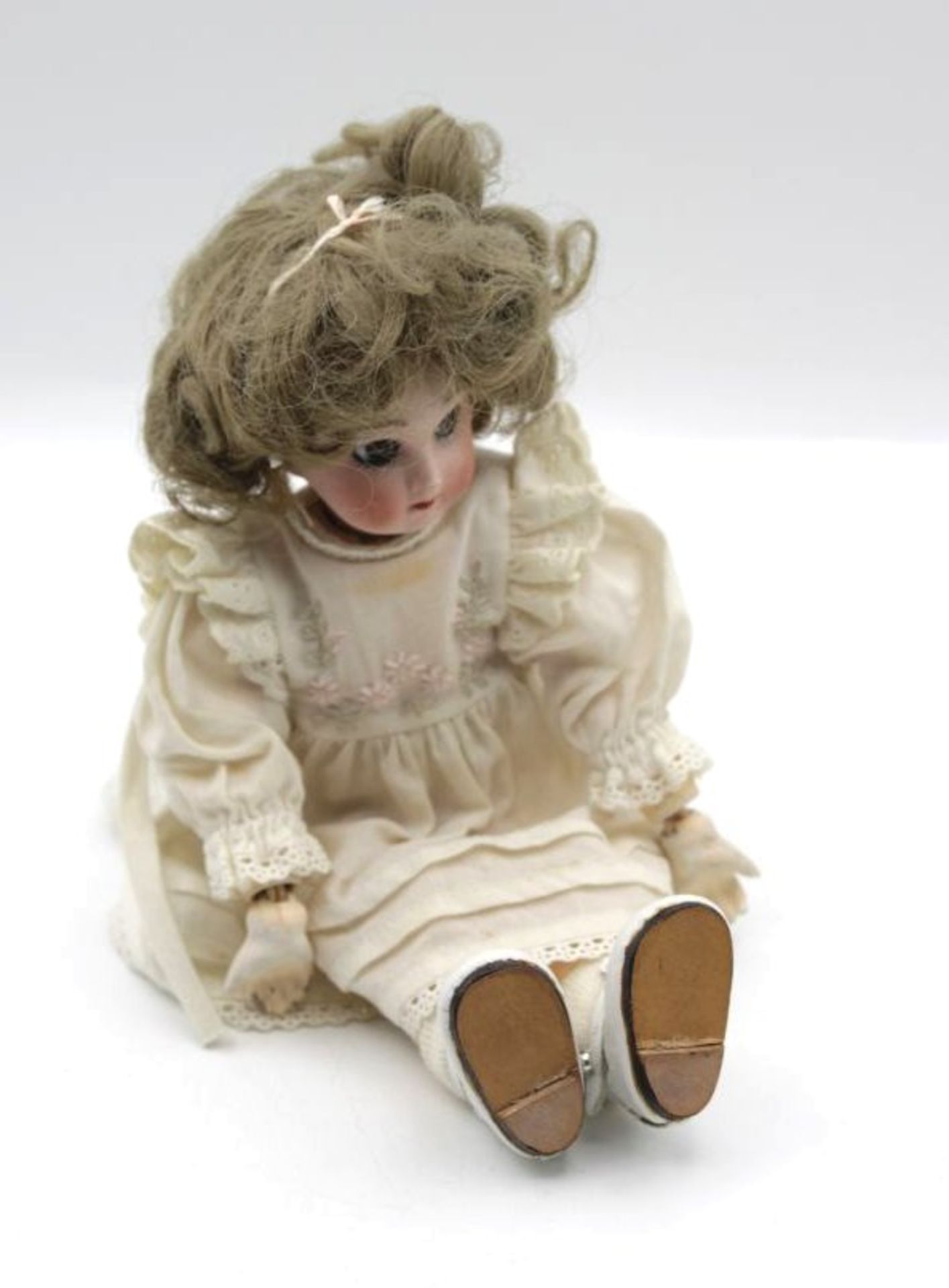 Kleine Puppe, Frankreich, um 1900. Kurbelkopf mit offenen Augen und geschlossenem Mund aus Biscuit-