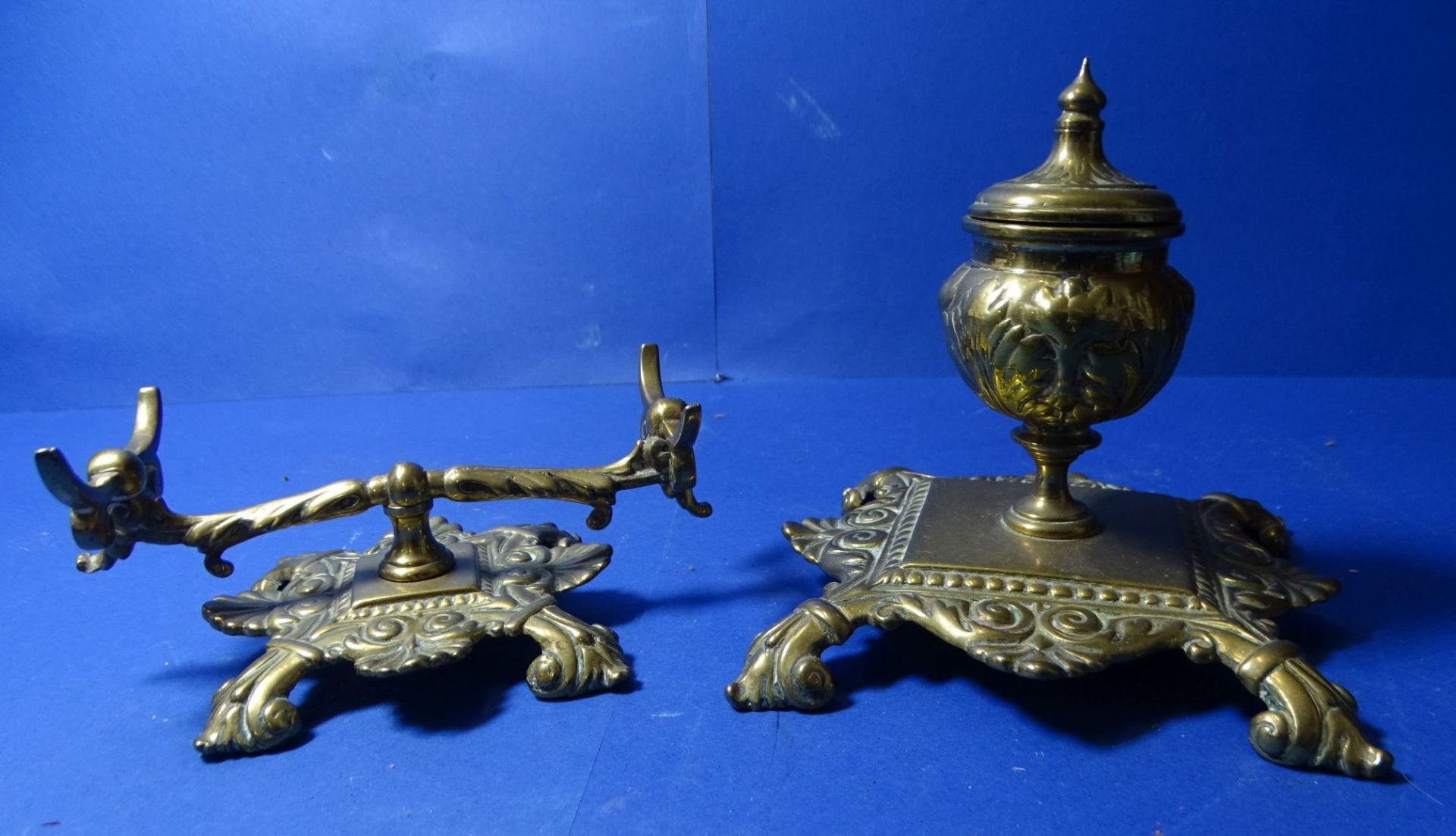Bronzener Federhalter mit Tintenfass (Zweiteiler), Größe Federhalter: h- 6cm, t-8cm, b-12cm, Größe