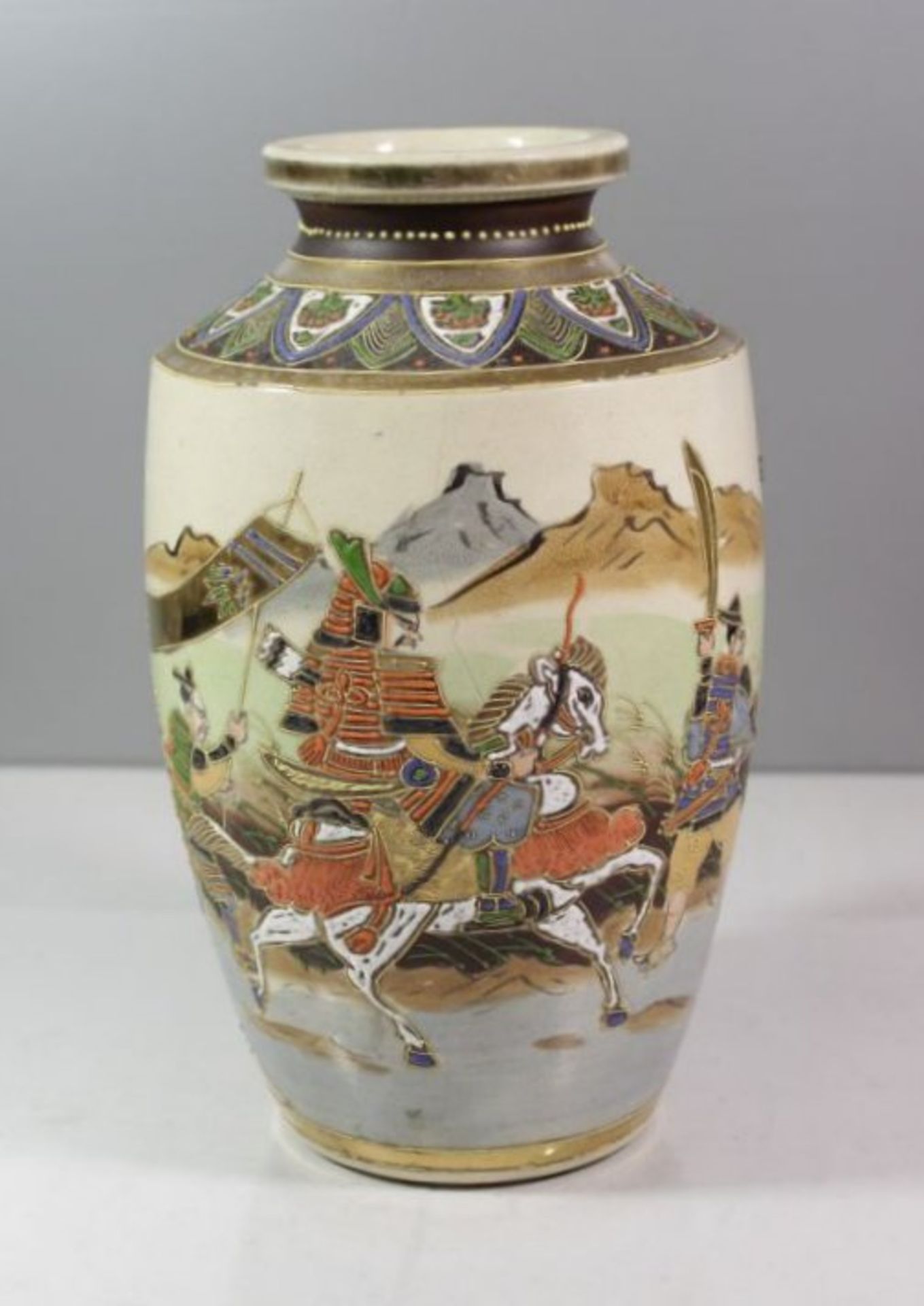 hohe Satsuma-Vase, Japan, Samurai-Dekor, gemarkt, H- 25,5 cm.