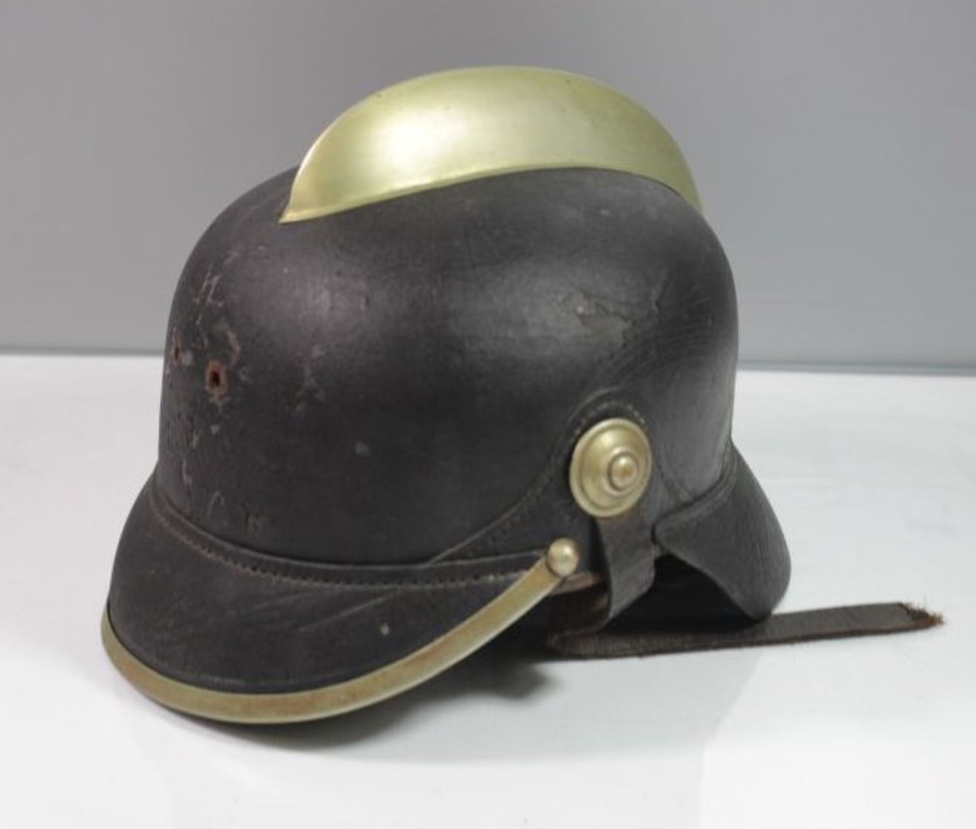 alter Feuerwehrhelm, Alters-u. Gebrauchsspuren.