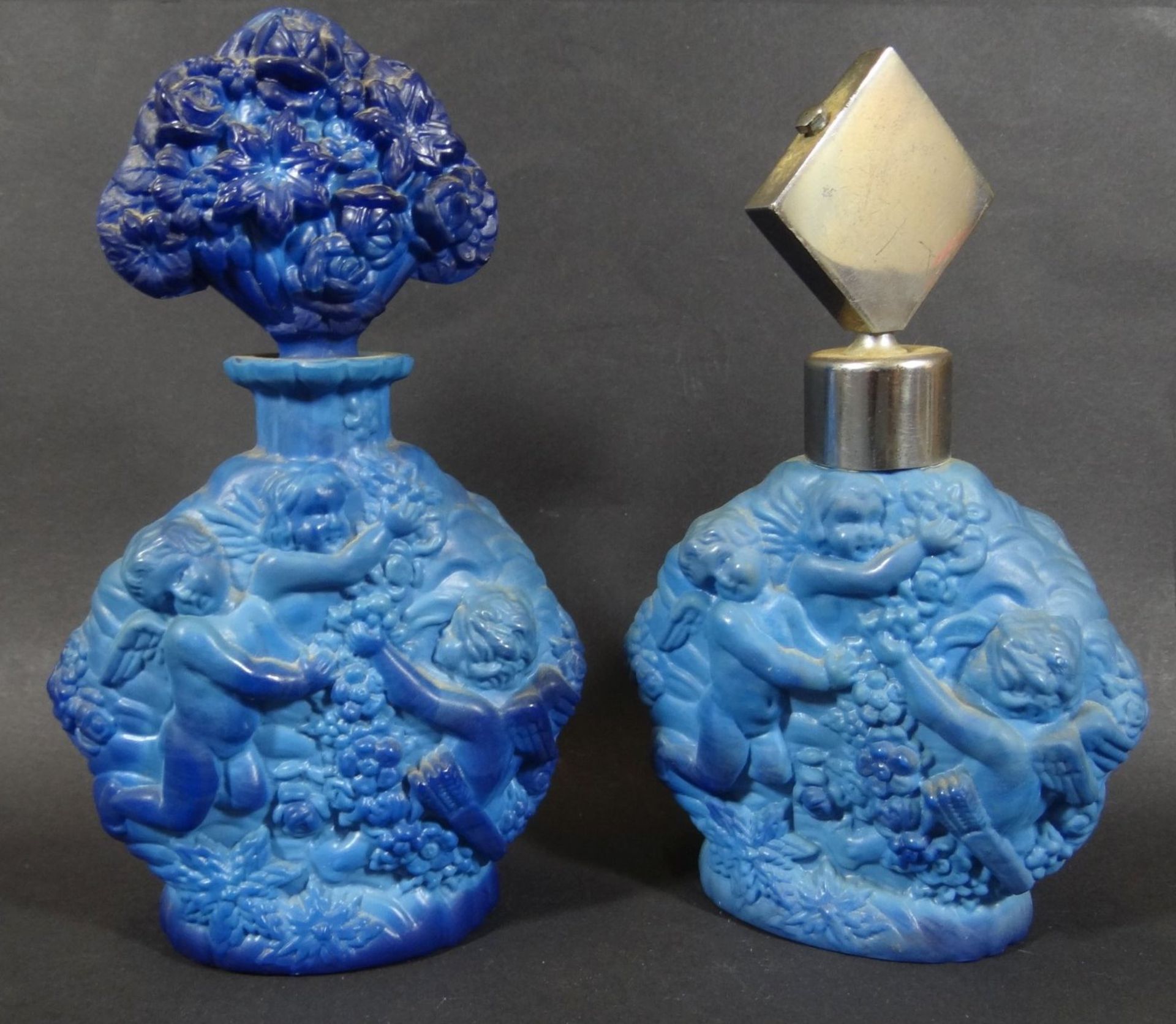 2x Parfum-Flacons, reiliefiertes Glas mit Putti, H-15 cm - Bild 4 aus 5