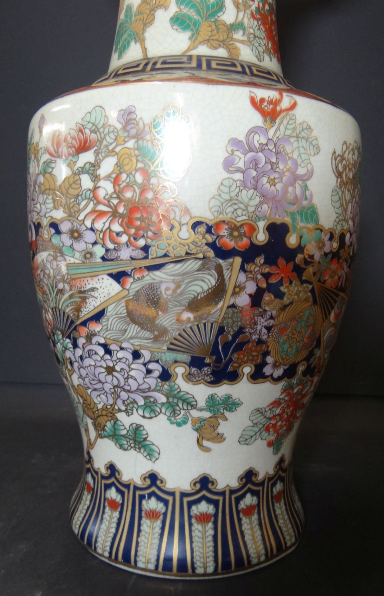 grosse China-Vase, bemalt, H-48 cm, in Boden altrissig, - Image 4 of 7